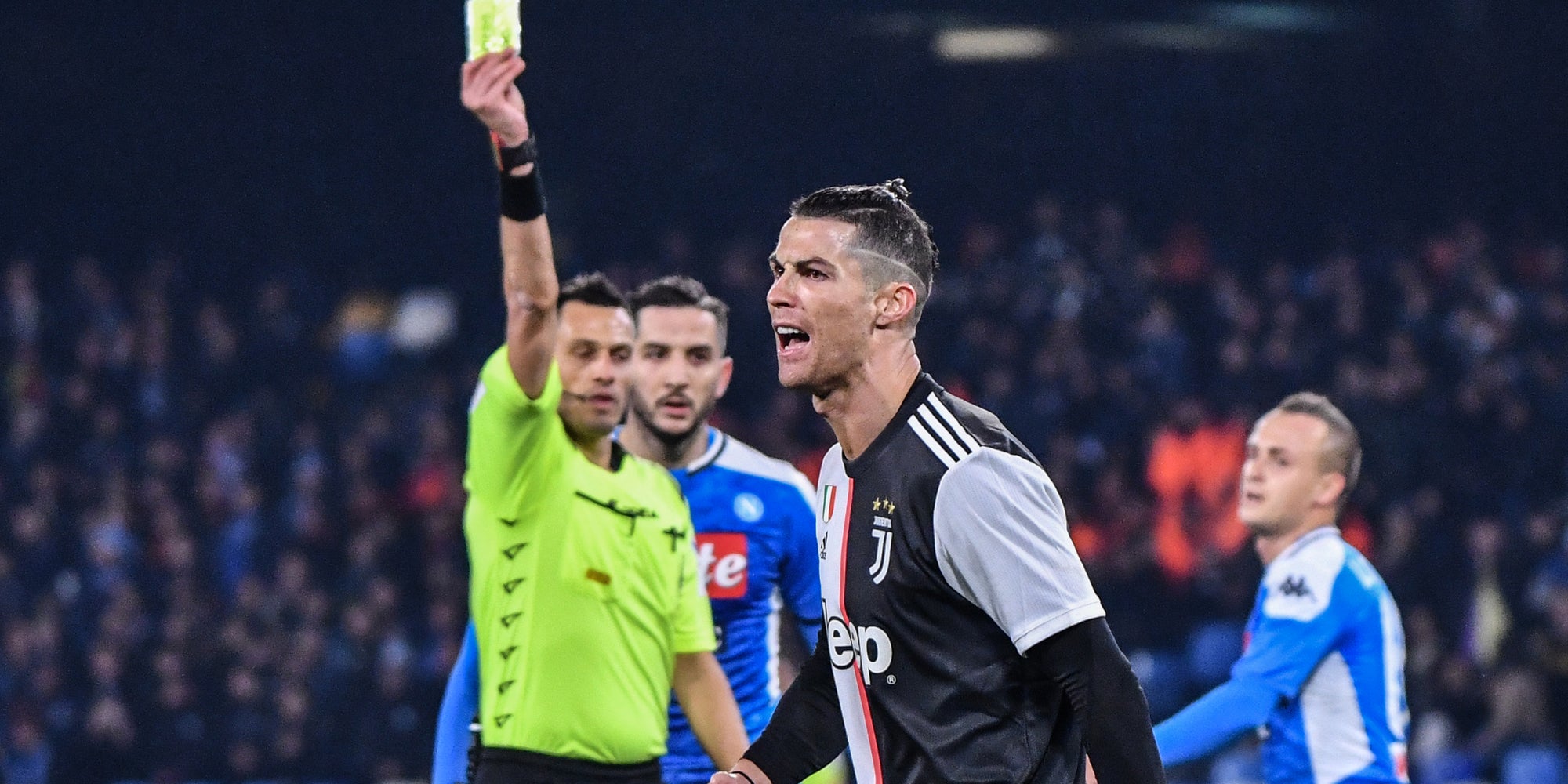 Cristiano Ronaldo reçoit un carton jaune durant le match de Serie A Napoli - Juventus, disputé à Naples le 26 janvier 2020.