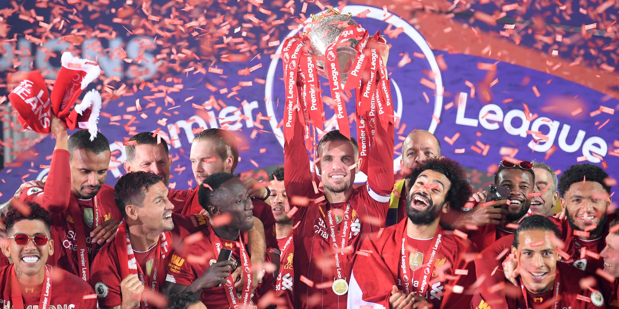 Les joueurs de Liverpool soulèvent le trophée de champions de Premier League, le 22 juillet 2020 à Anfield Road, Liverpool