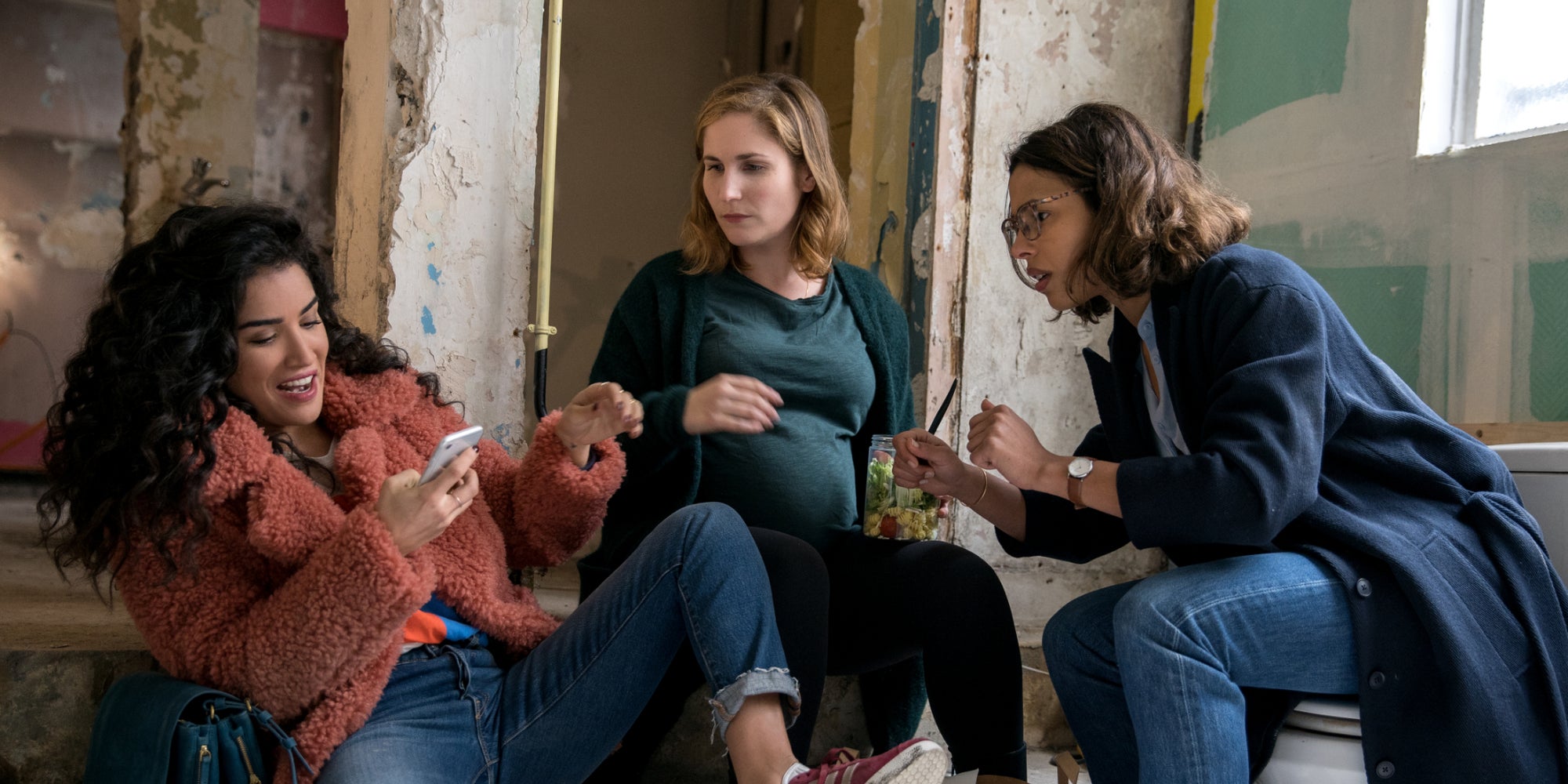 Charlotte, Émilie et Elsa s'ambiancent sur du bon son dans Plan Cœur.