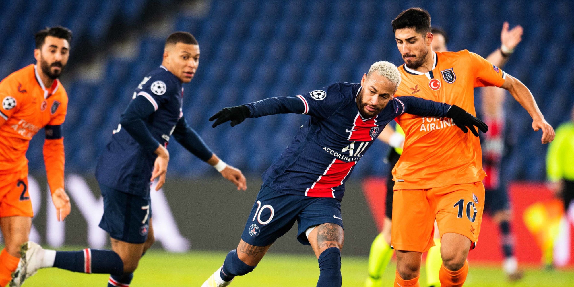 NEYMAR JR, Kylian MBAPPE et Berkay OZCAN lors du match Paris Saint Germain v Istanbul Basaksehir au Parc des Princes le 9 décembre 2020.