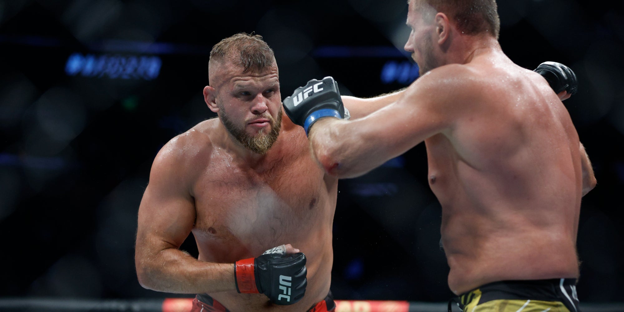 Marcin Tybura (gants rouges) lors de son combat face à Alexander Romanov, le 20 août 2022 lors de l'UFC 278 à la Vivint Arena de Salt Lake City.