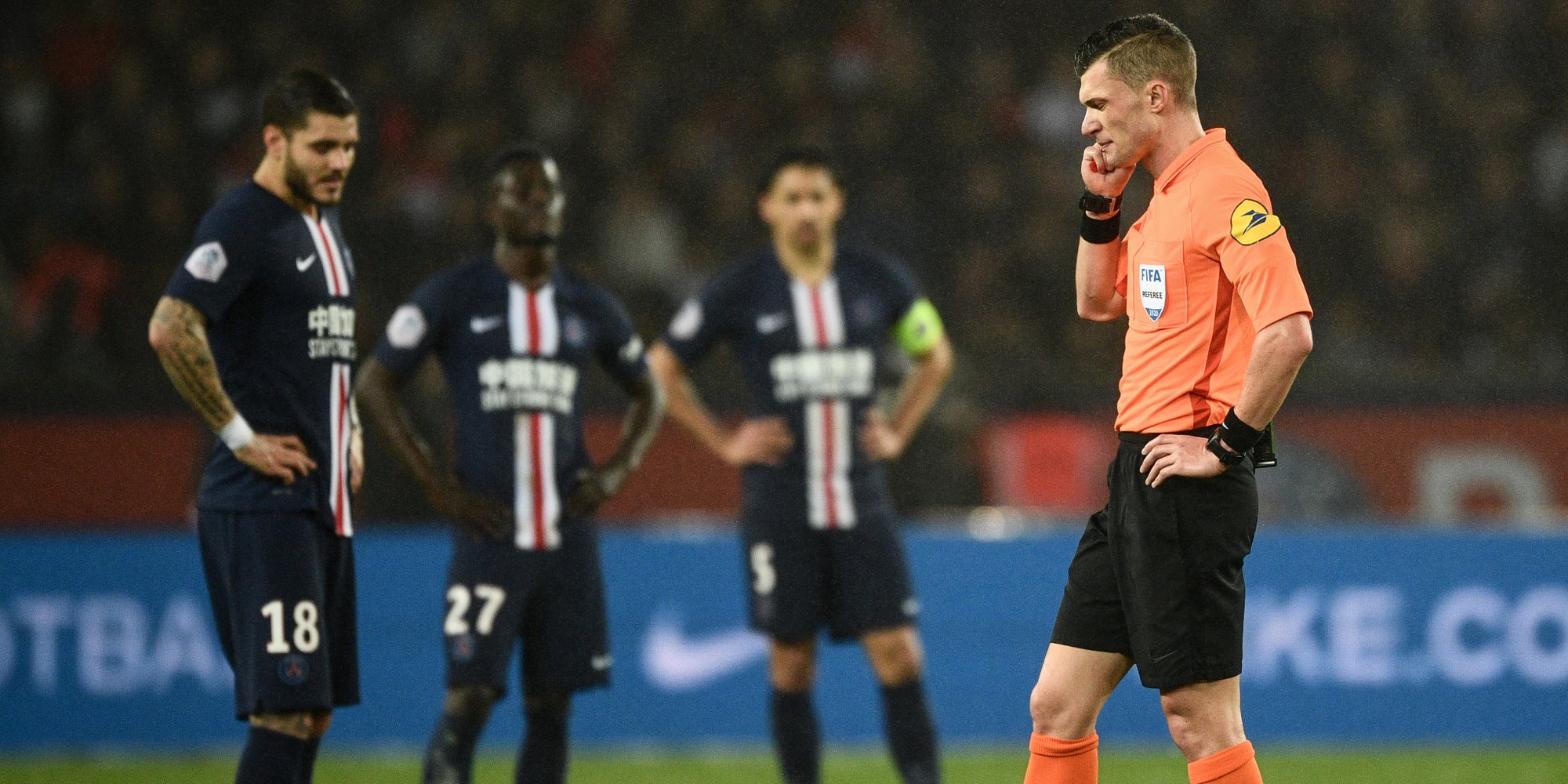 L'arbitre Willy Delajod en communication avec les préposés à la VAR lors de PSG-Bordeaux, le 23 février 2020