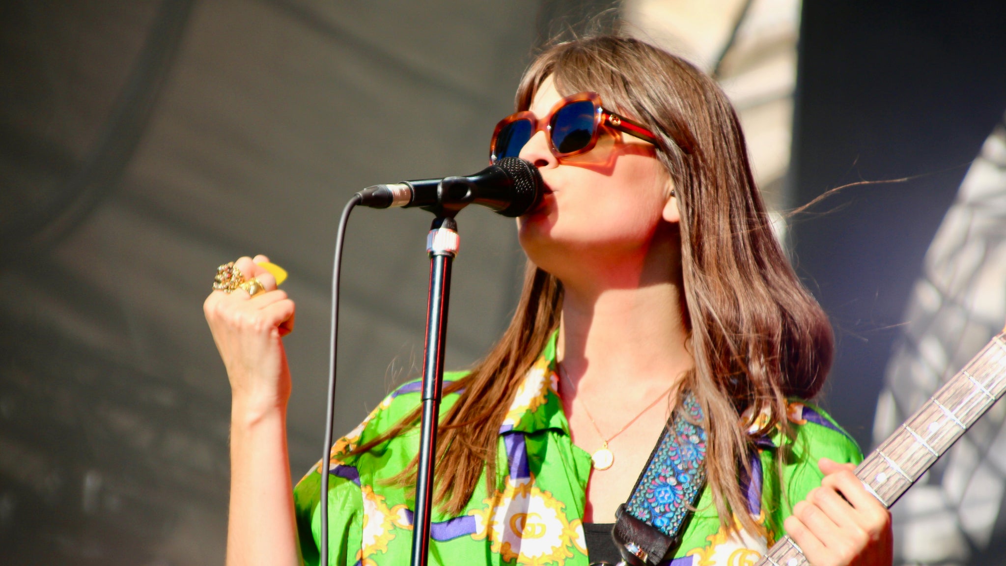 La chanteuse n'a pas qu'une voix et sort, dès le deuxième morceau, sa guitare électrique. 