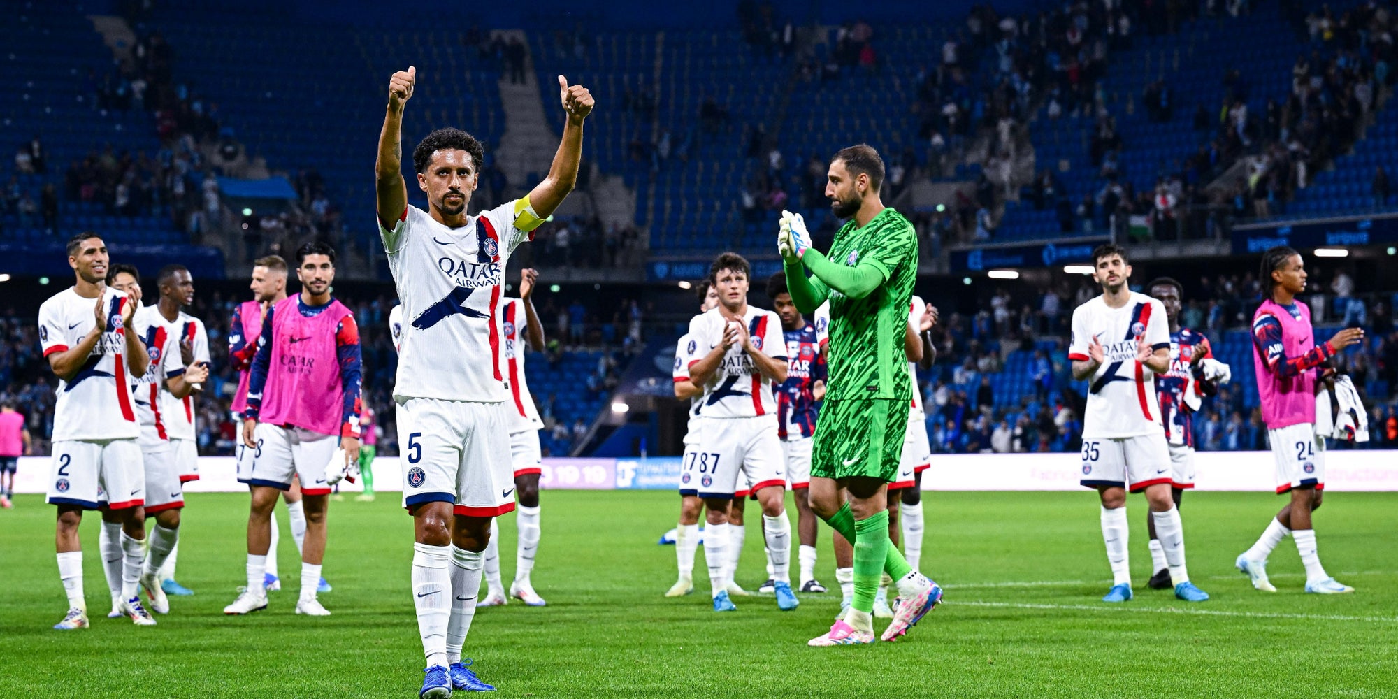 Marquinhos et ses coéquipiers célébrant la victoire du PSG face au Havre, le 16 août 2024 au Stade Océane (Le Havre).