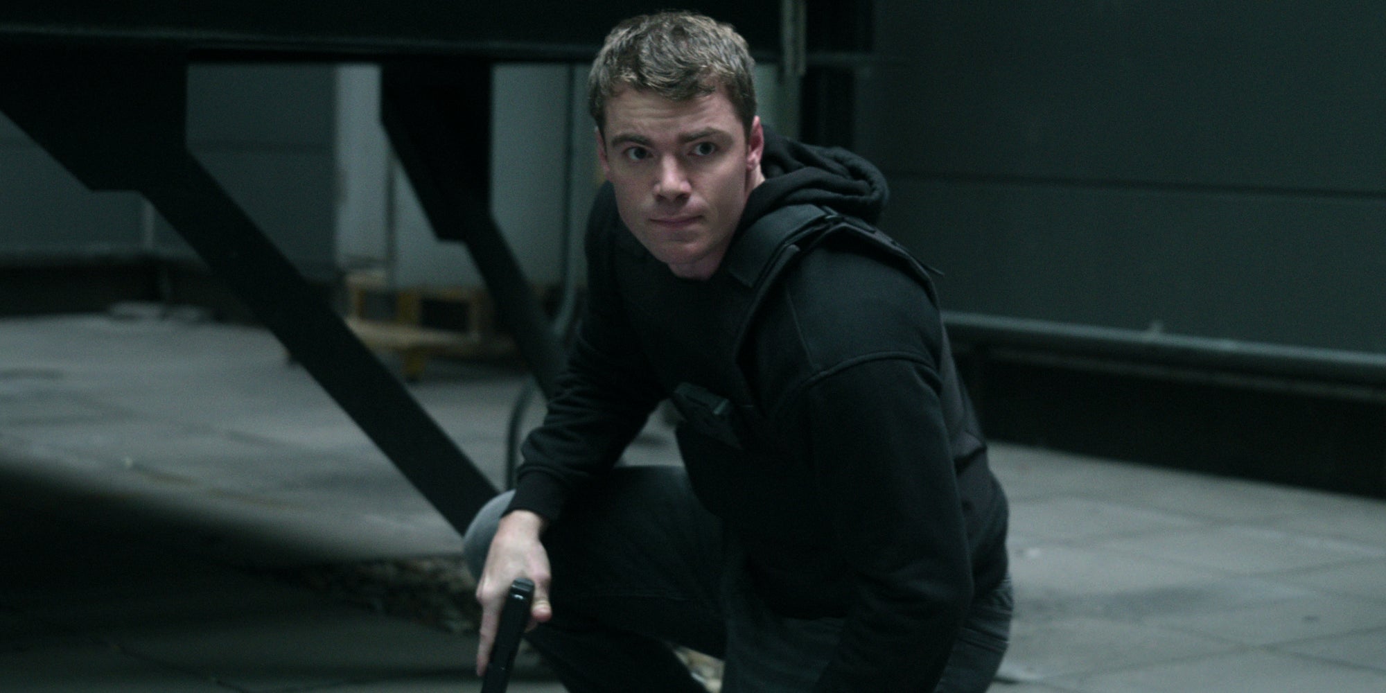 Gabriel Basso reprend son rôle de Peter Sutherland, agent du programme Night Action, dans la saison 2 de "The Night Agent" sur Netflix. 