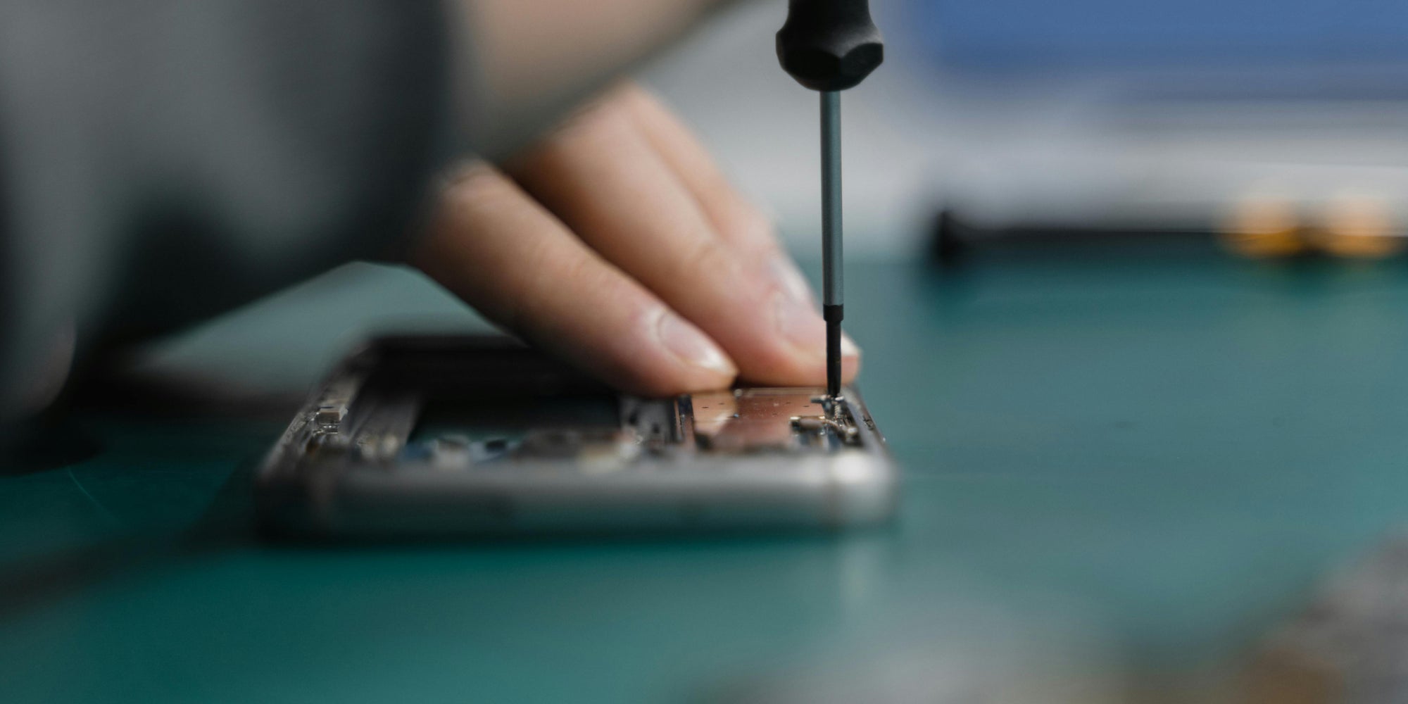 D'ici 2027, les consommateurs pourront changer eux-mêmes leur batterie de téléphone.