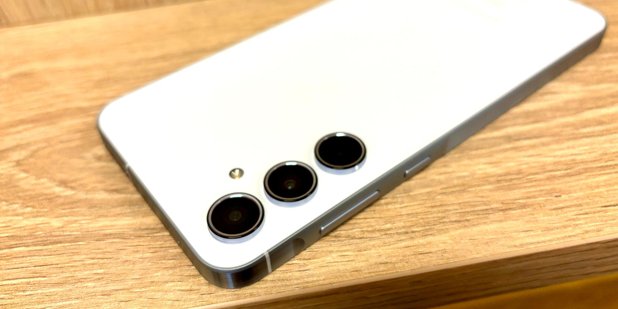 Le Galaxy A55 5G (photo), comme d'autres smartphones de la marque coréenne, aura accès à des fonctionnalité de Galaxy AI