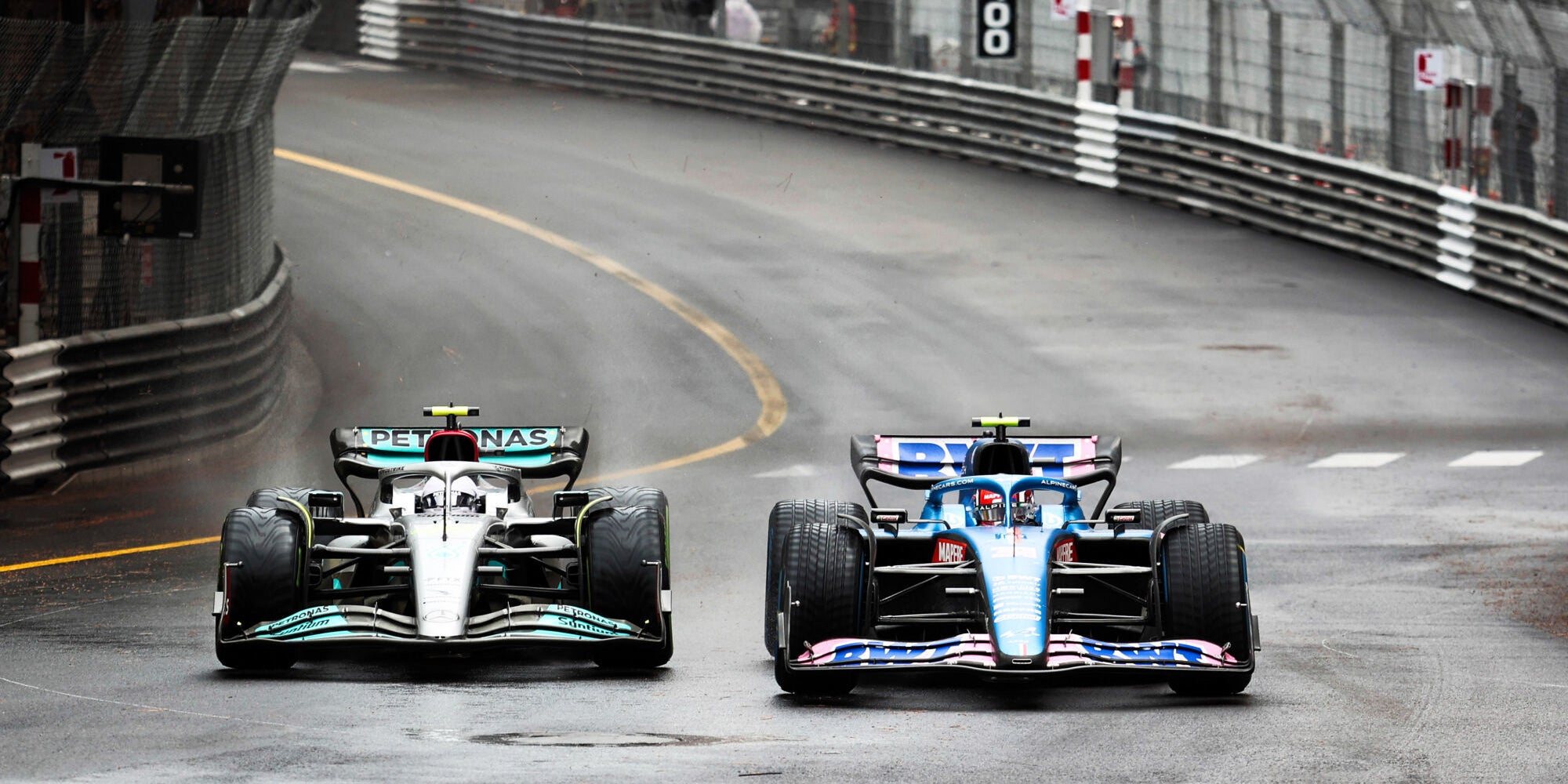 Lewis Hamilton et Esteban Ocon lors de la dernière édition du Grand Prix de Monaco, le 29 mai 2022.