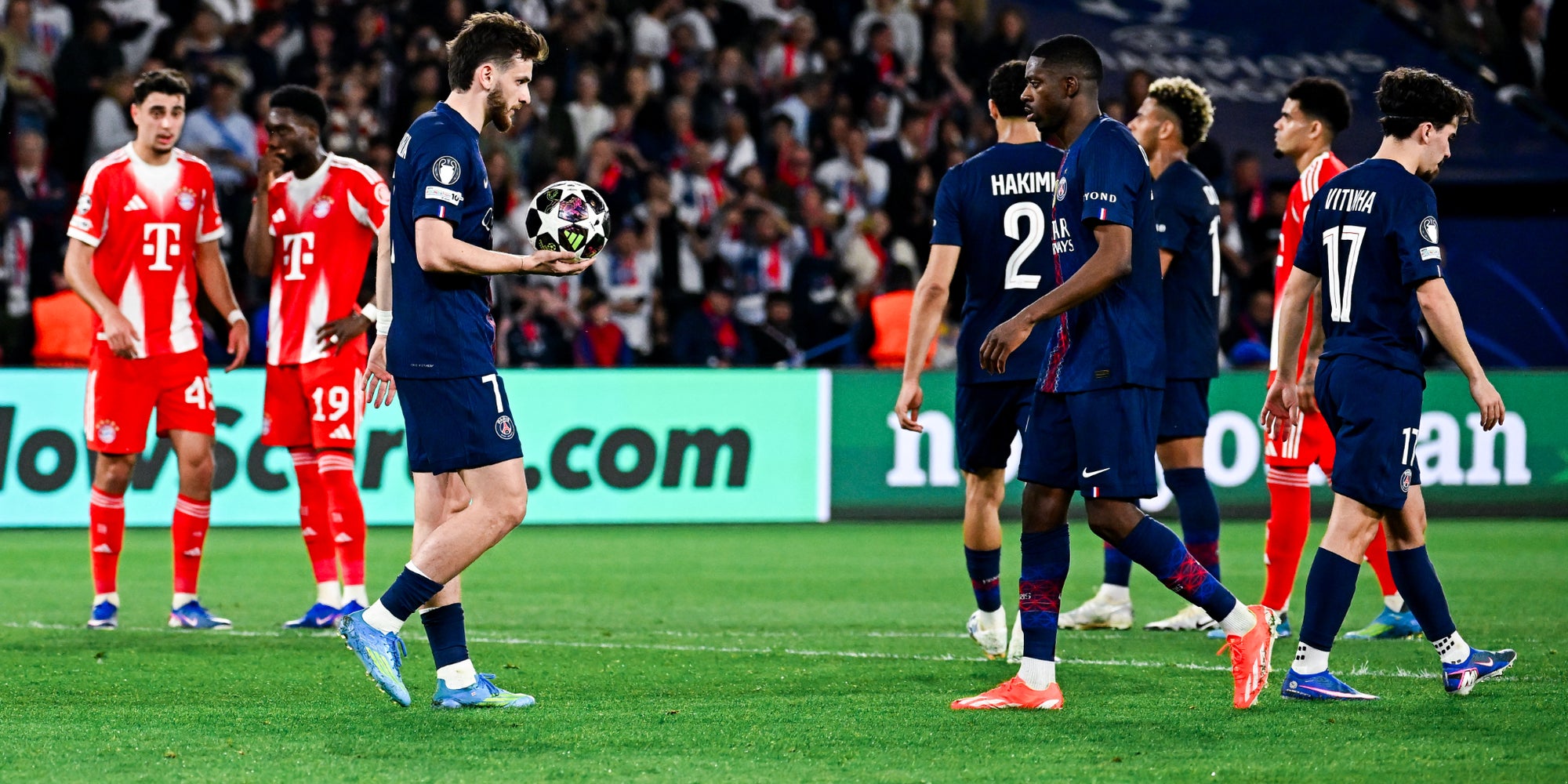 Khvicha Kvaratskhelia et Ousmane Dembélé lors de la demi-finale aller entre le PSG et le Bayern, le 28 avril au Parc des Princes (Paris).