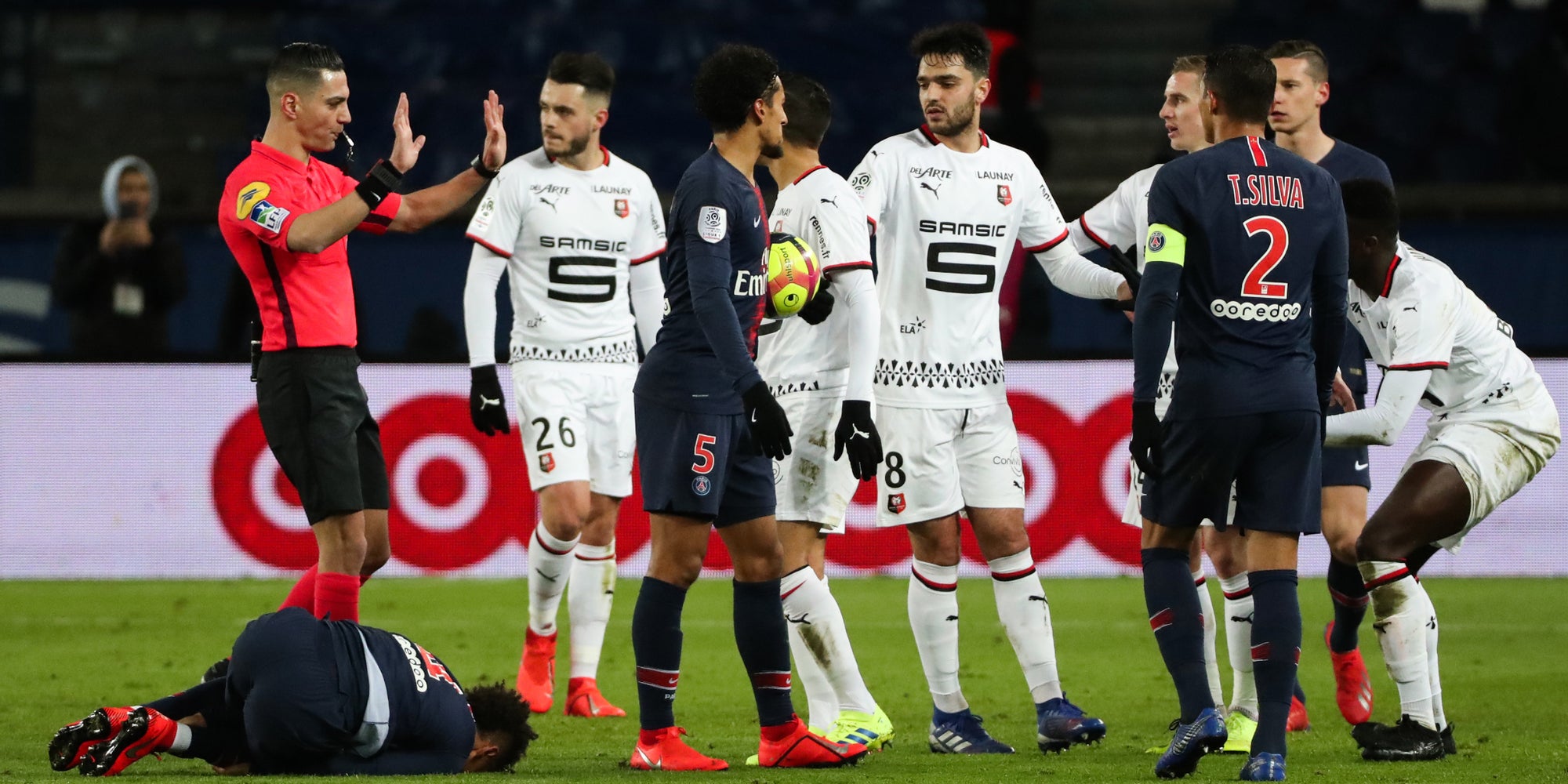 L'arbitre calme le jeu pendant un match PSG - Rennes, au Parc des Princes, le 27 janvier 2019. 