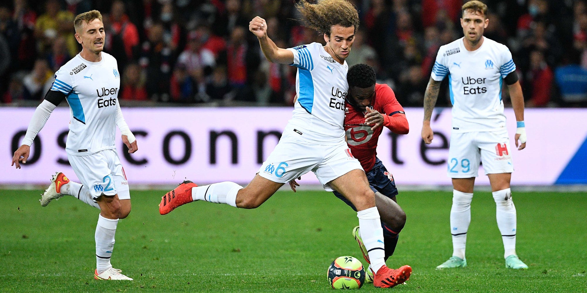 Guendouzi et Bamba à la lutte lors de Lille-Marseille en Ligue 1, le 3 octobre 2021 au stade Pierre Mauroy, Lille