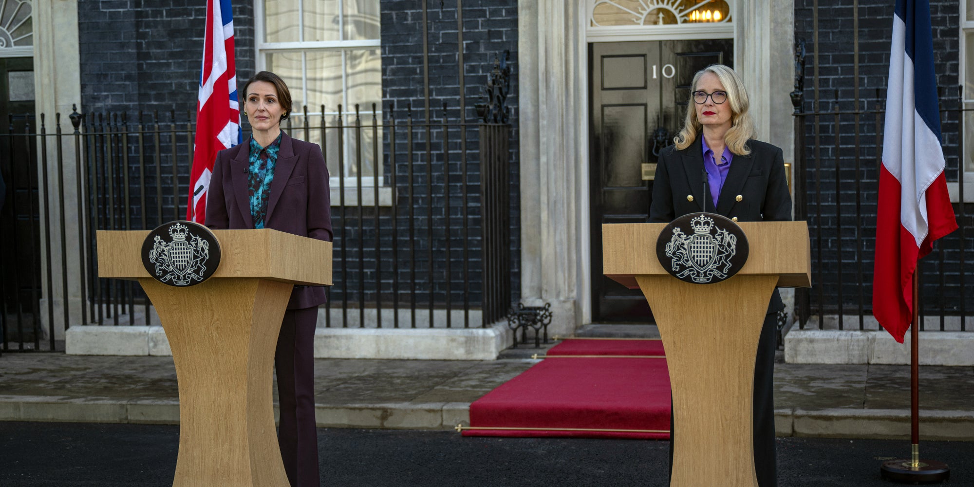 Suranne Jones interprète Abigail Dalton et Julie Delpy incarne Vivienne Toussaint dans la série politique "Hostage" sur Netflix.