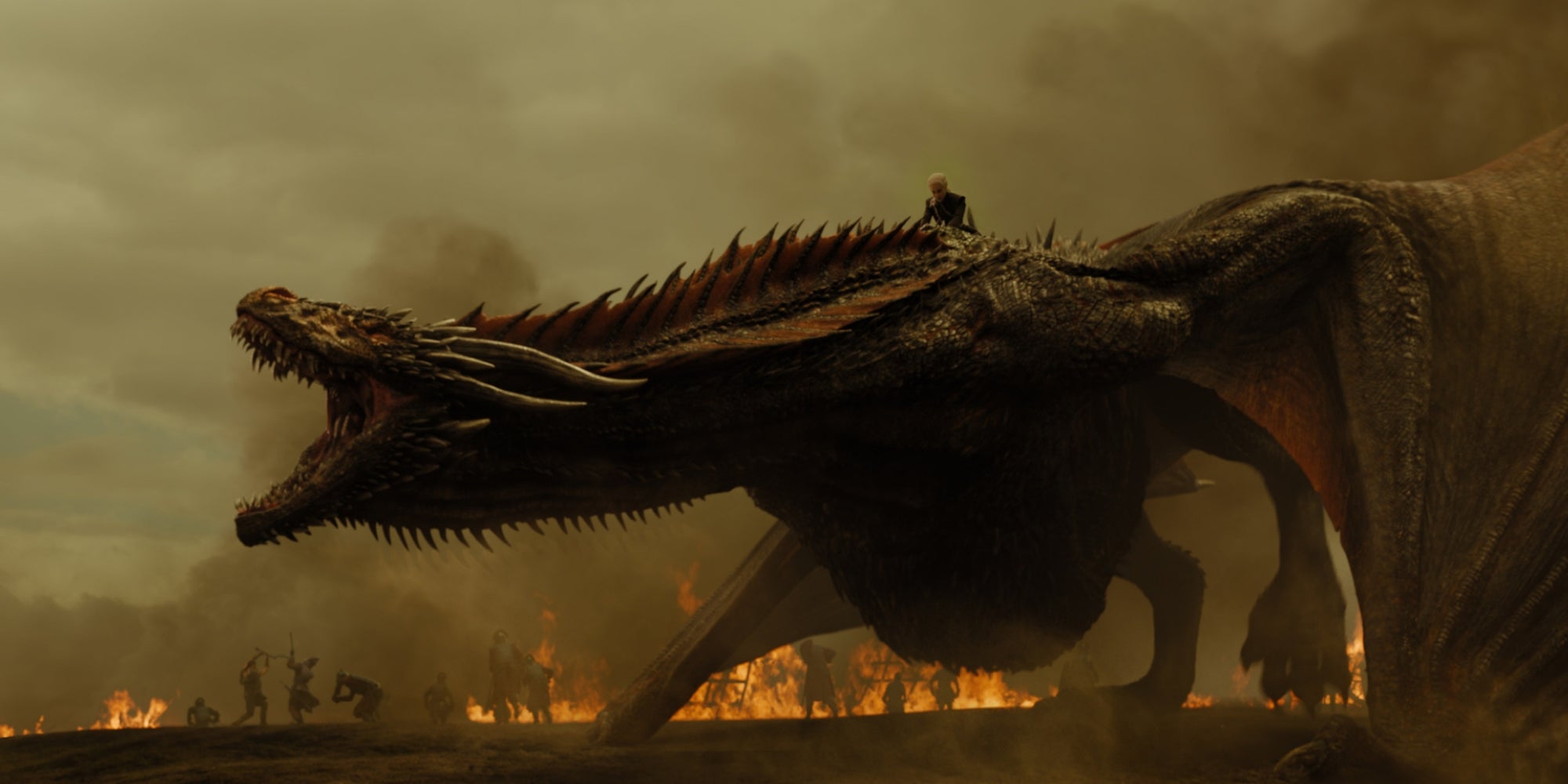 Daenerys Targaryen (Emilia Clarke) chevauchant Drogon dans Game of Thrones.