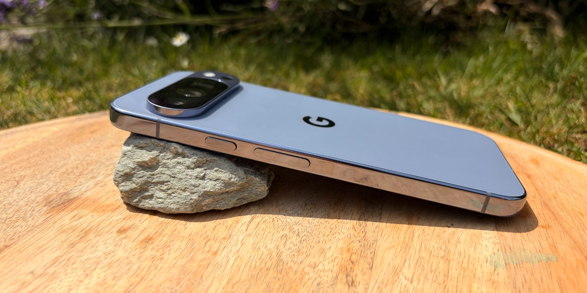 Le Google Pixel 10 Pro XL se démarque par son design épuré et soigné