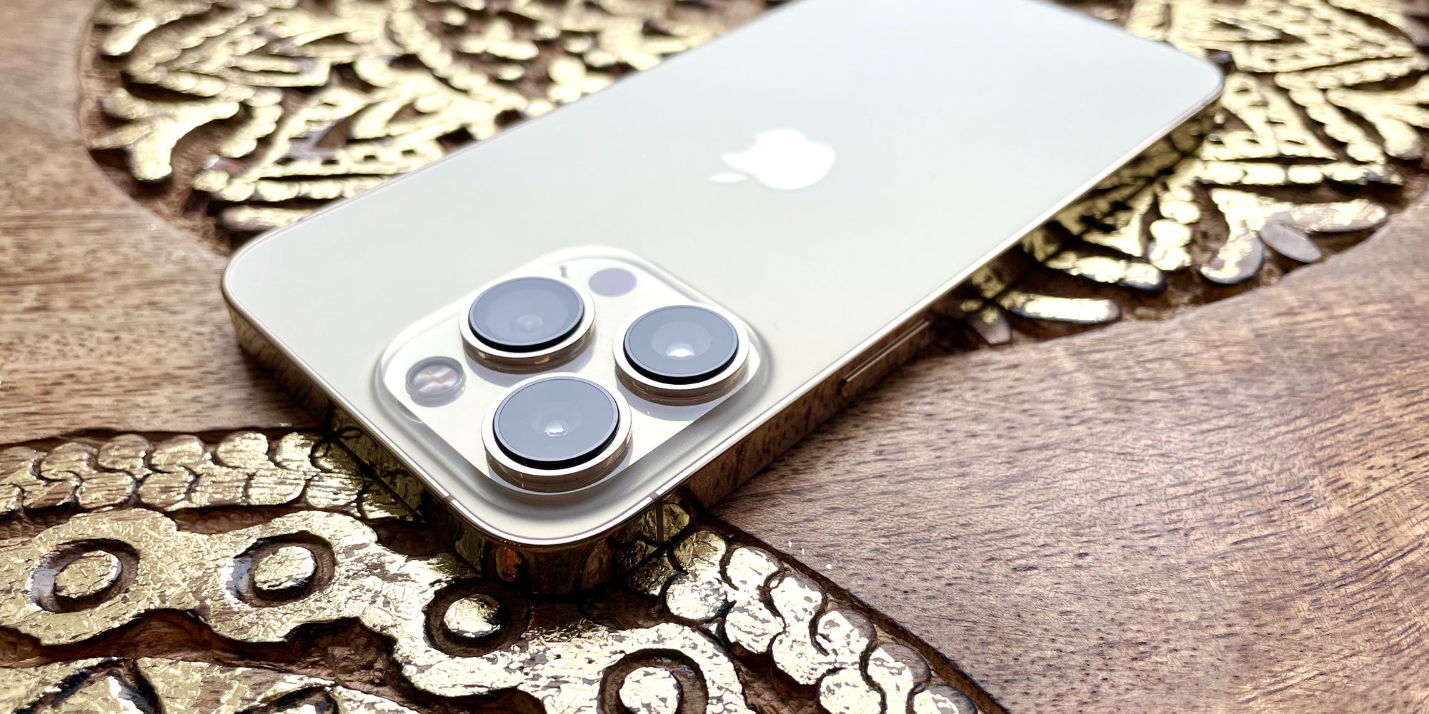 L'iPhone 13 Pro, dans son coloris or.