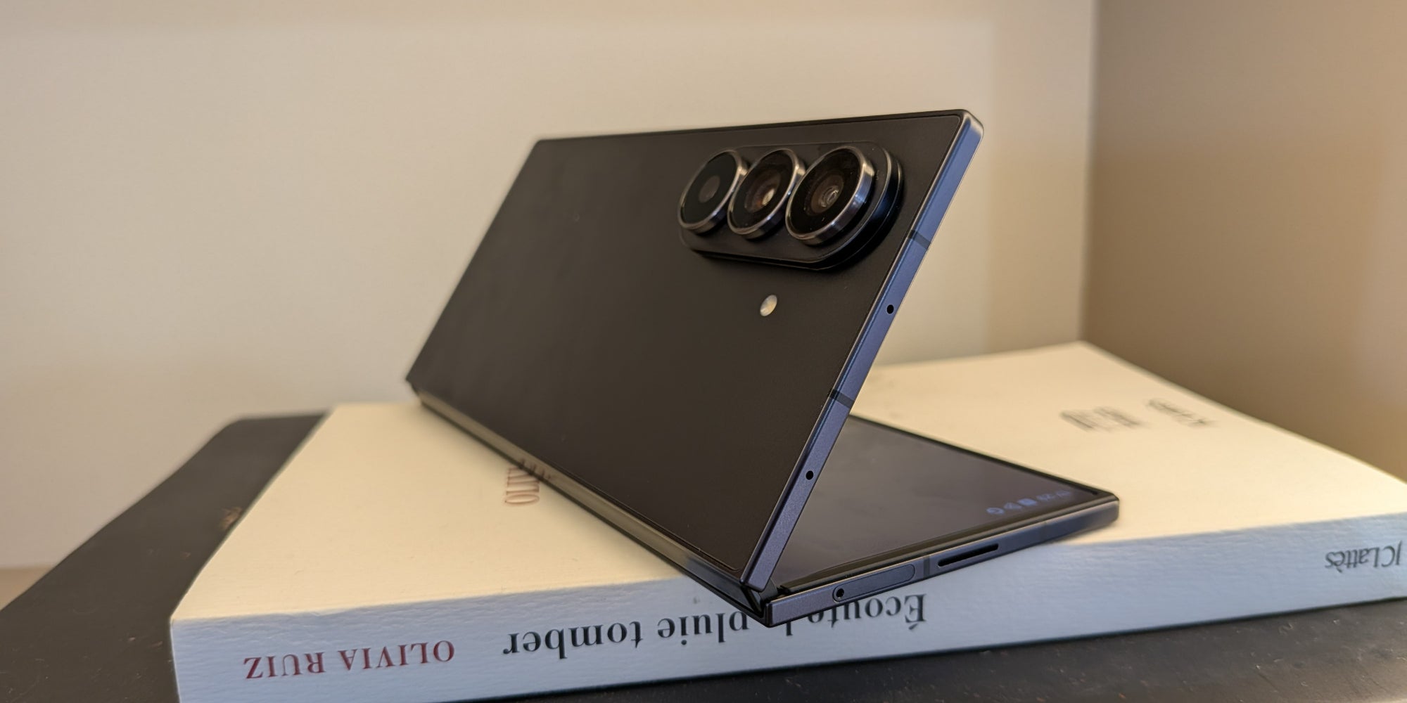 Le prochain Motorola pourrait bien concurrencer le Fold de chez Samsung, ici en photo.