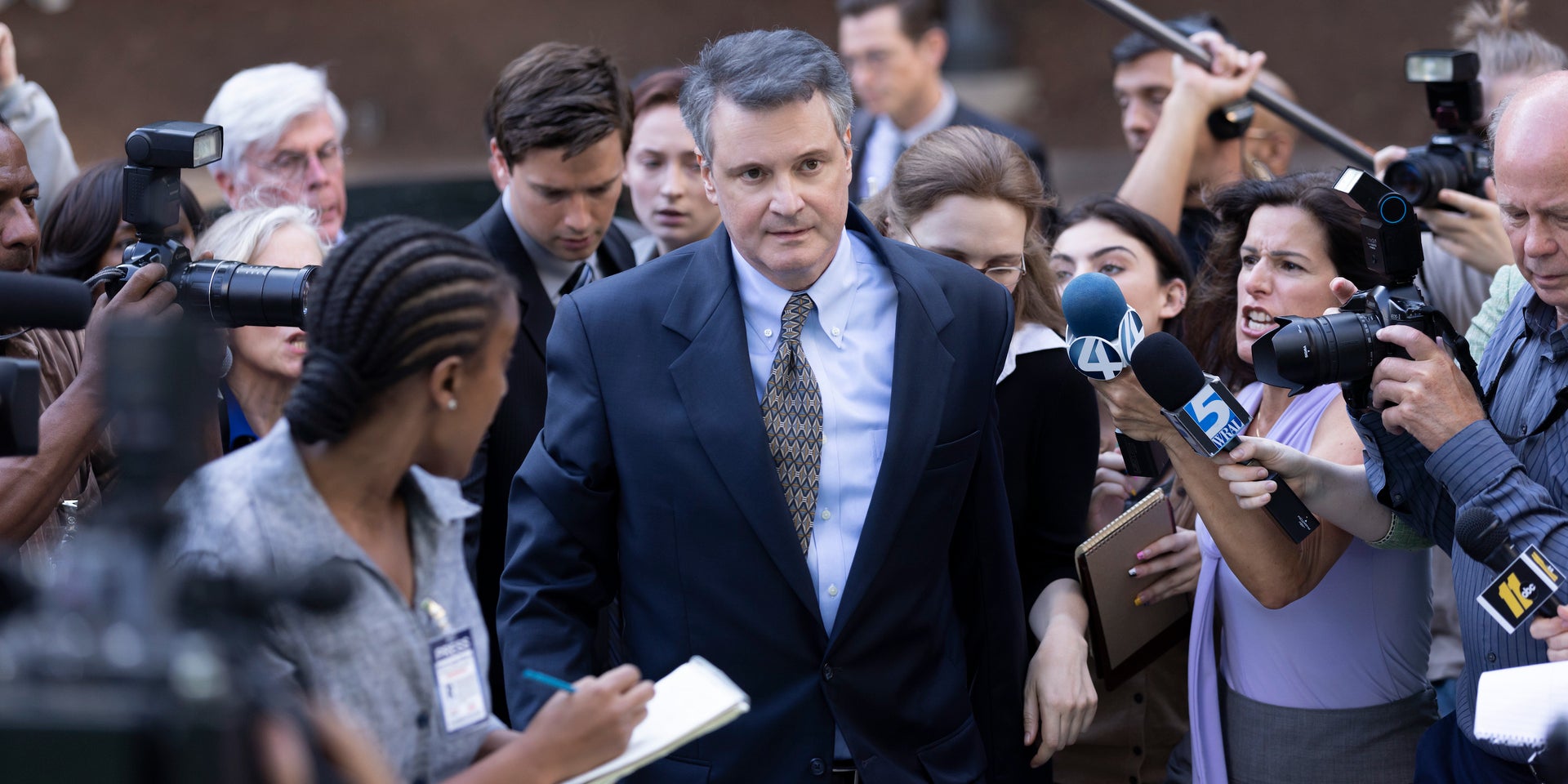 Colin Firth interprète Michael Peterson dans The Staircase, une série disponible sur HBO Max et Netflix. 