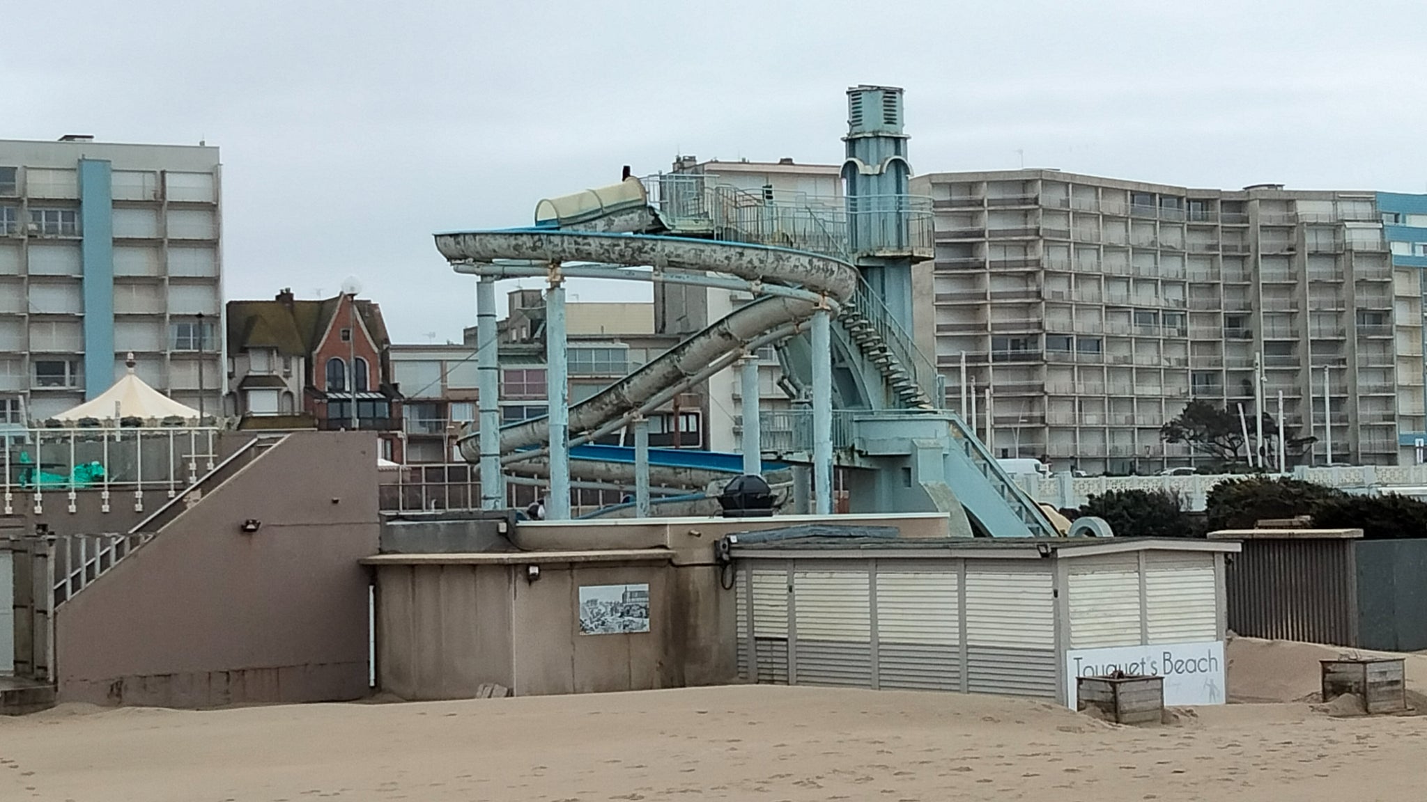 Les tons gris et bleus semblent bien convenir à l'appareil photo du A53s