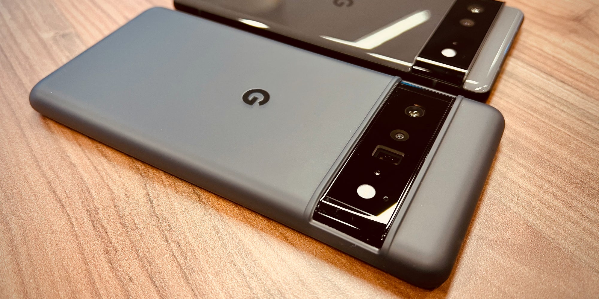 Entre les Google Pixel 6 et Pixel 6 Pro, une différence de taille.