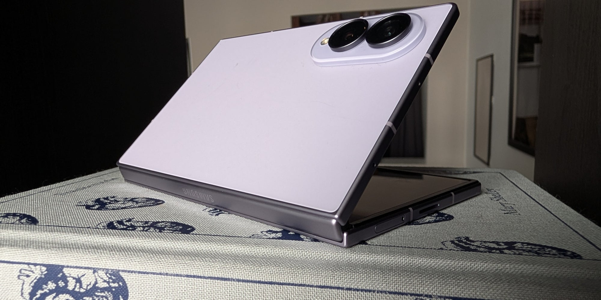 Le Galaxy Z Fold8 se démarque par son format inédit.