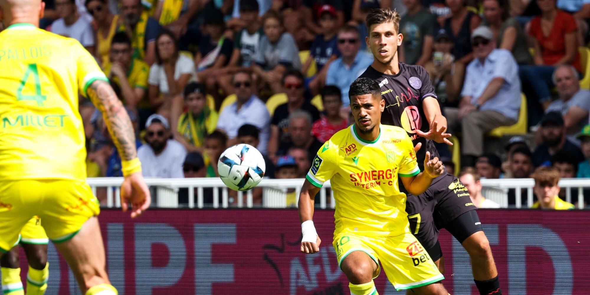 Ludovic Blas (FC Nantes) et Stijn Spierings (Toulouse FC) lors du dernier match entre les deux clubs, le 28 août 2022 au Stade de la Beaujoire (Nantes).