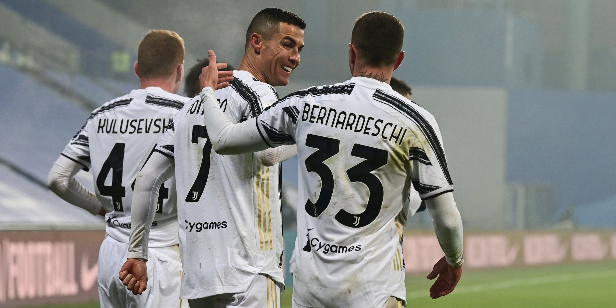 Kulusevski, Ronaldo et Bernardeschi célèbrent la victoire de la Juventus en Supercoupe d'Italie face à Napoli, le 20 janvier 2021.