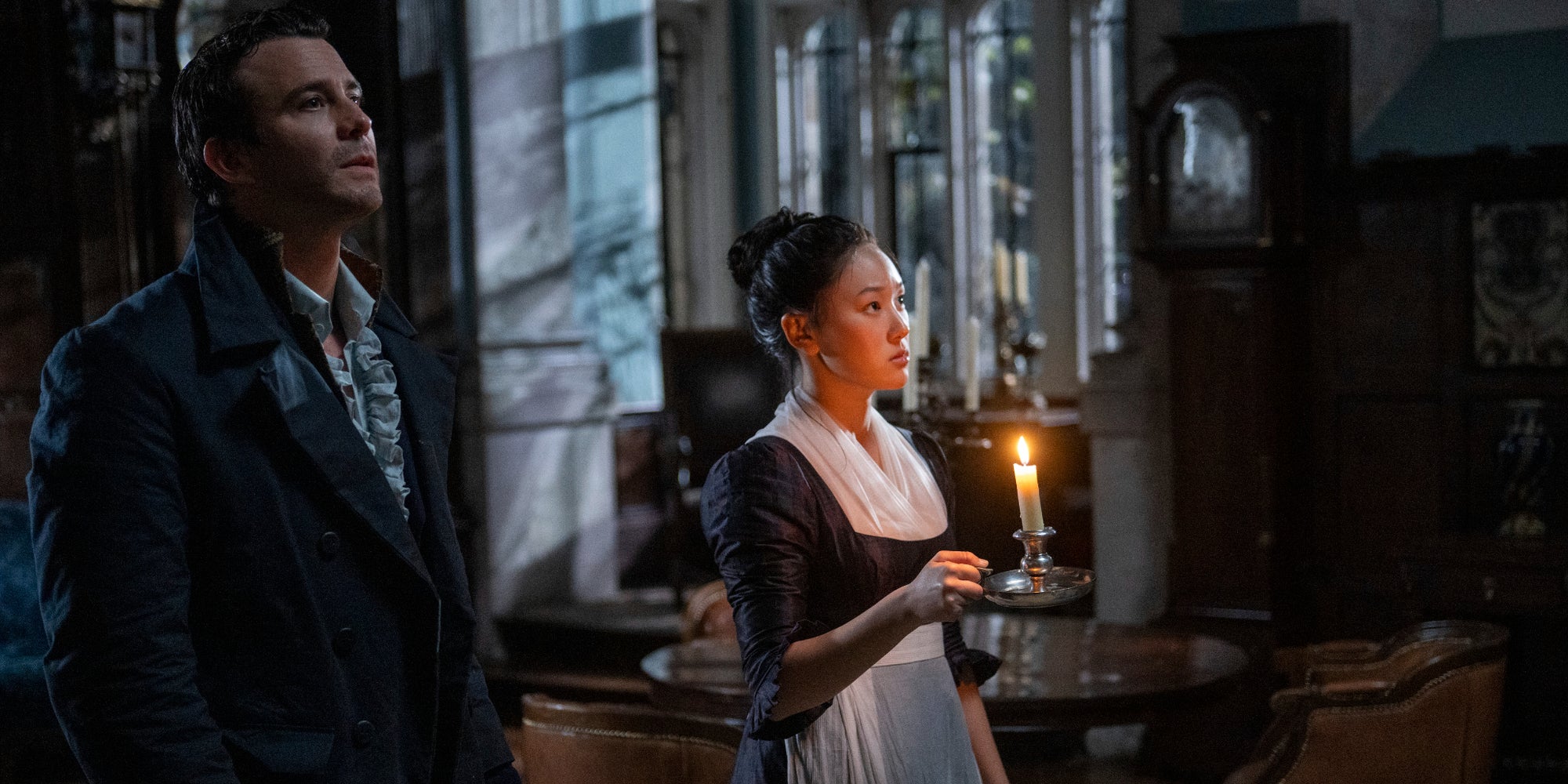 Luke Thompson (Benedict Bridgerton) et Yerin Ha (Sophie Baek) dans l'épisode 3 de la saison 4 de "La Chronique des Bridgerton".
