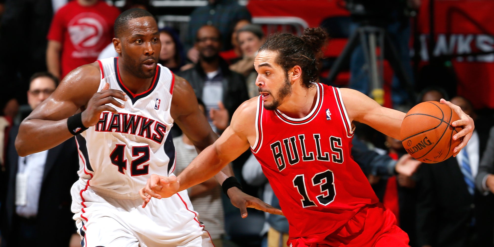 Joakim Noah lorsqu'il jouait pour les Chicago Bulls, ici face à Elton Brand des Atlanta Hawks, à la Philips Arena d'Atlanta, le 24 février 2014.