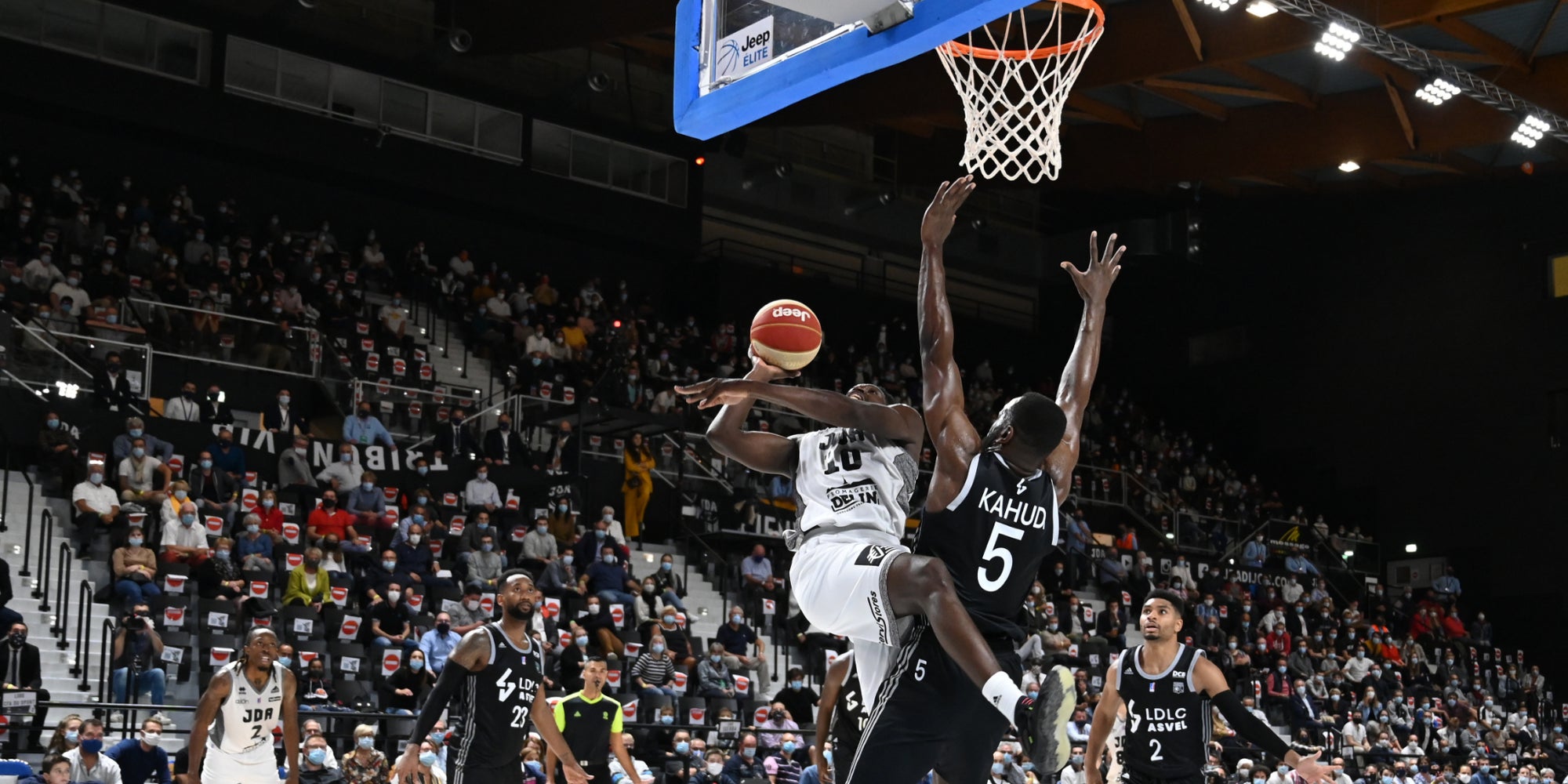 JDA Dijon et l'Asvel, deux clubs français en lice dans deux compétitions européennes, ici lors d'un match de Jeep Élite à Dijon le 25 septembre 2020.