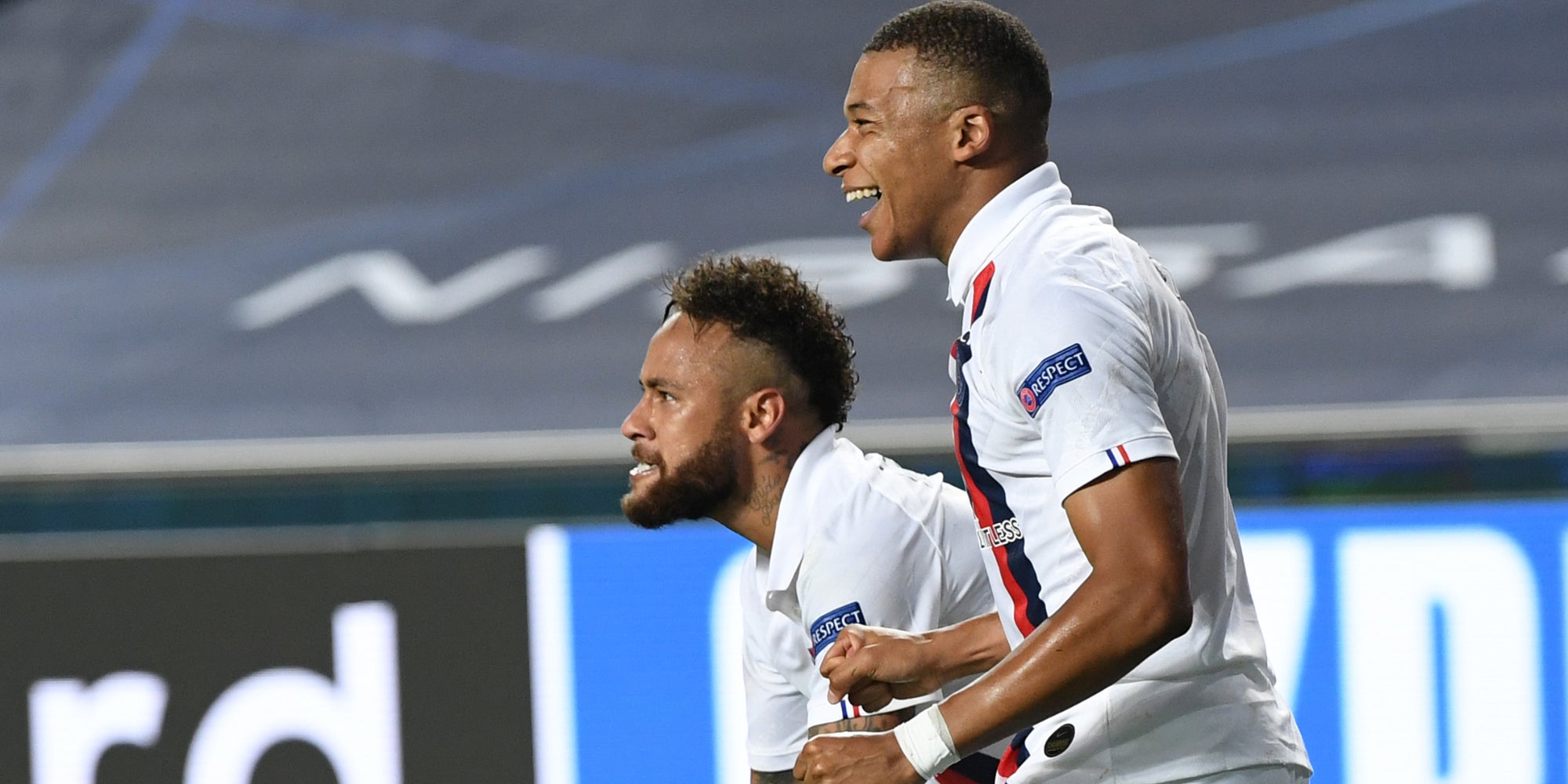 Neymar et Mbappé célèbrent le but de Choupo-Moting lors du quart de finale PSG-Atalanta en Ligue des Champions, à Lisbonne, le 12 août 2020.