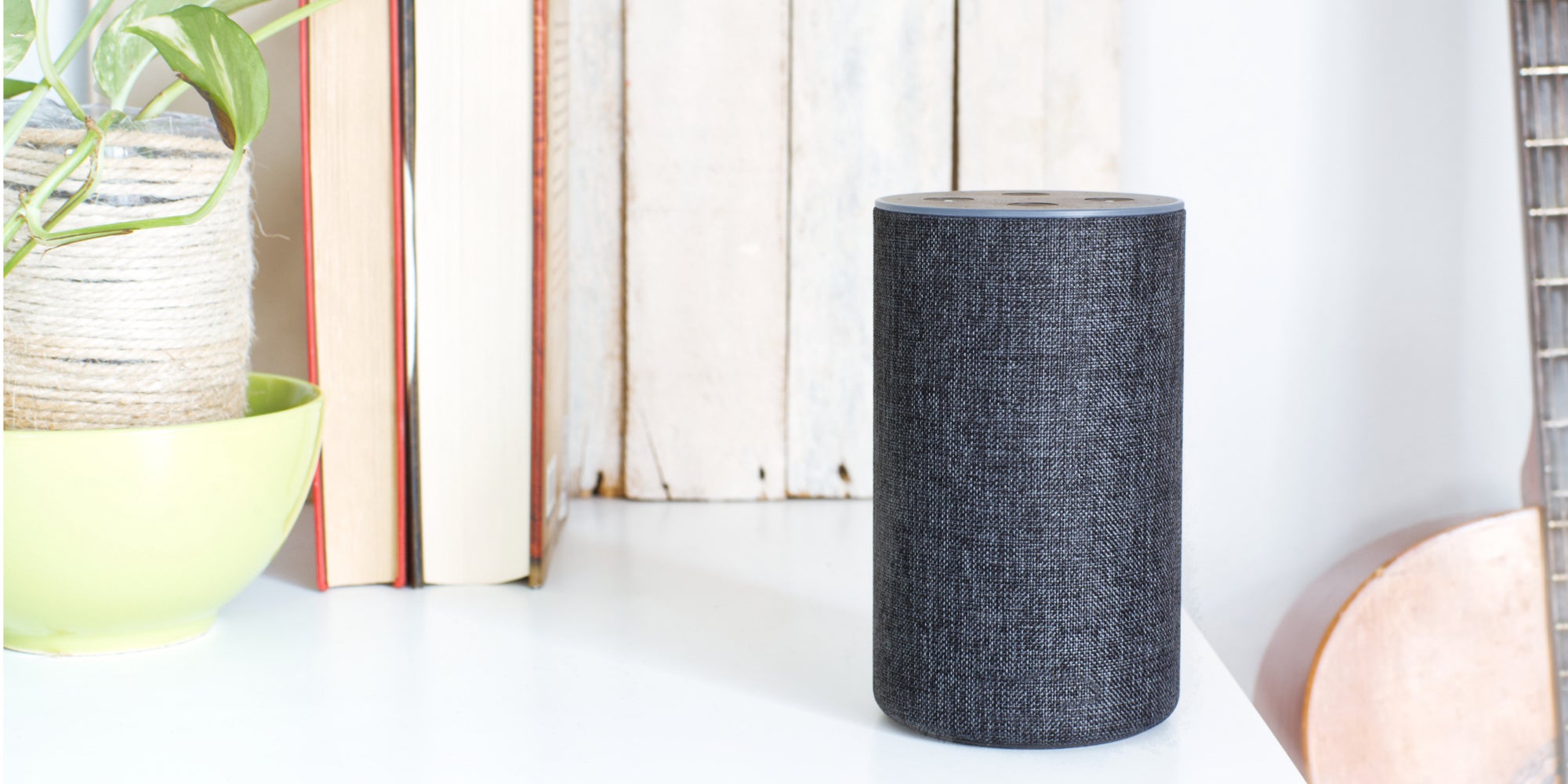 Discrète, l'enceinte connectée de votre assistant vocal se fondra très bien dans le décor de votre maison.