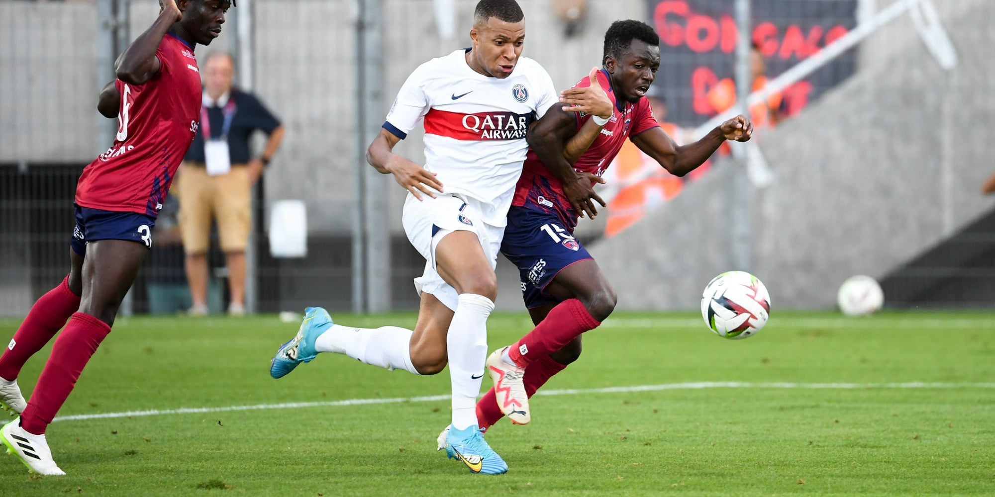 Kylian Mbappé en pleine action lors de Clermont - PSG, le 30 septembre 2023 au Stade Gabriel Montpied (Clermont-Ferrand).