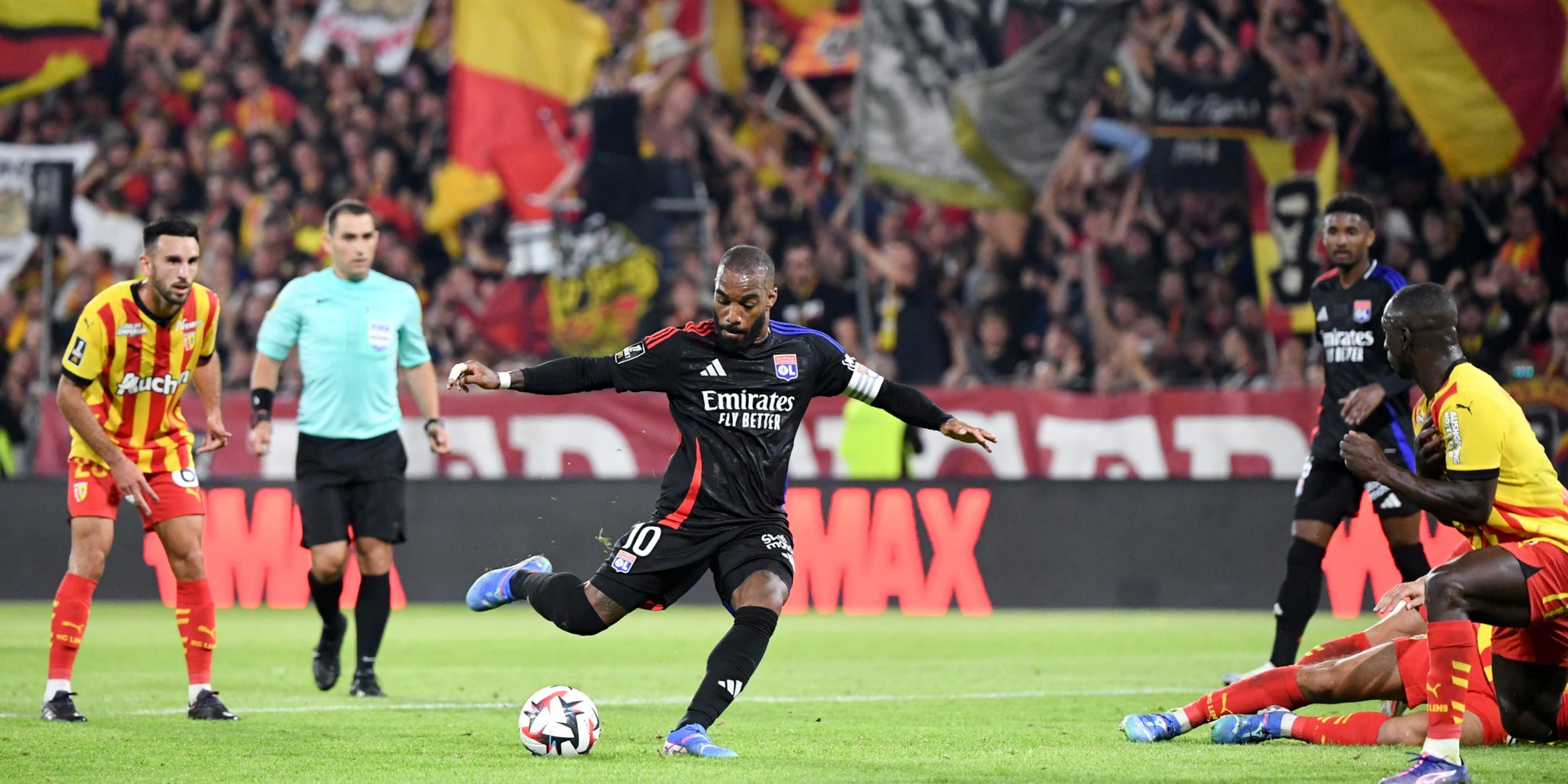 Alexandre Lacazette lors du match entre Lens et Lyon, le 15 septembre 2024 au Stade Bollaert-Delelis de Lens.