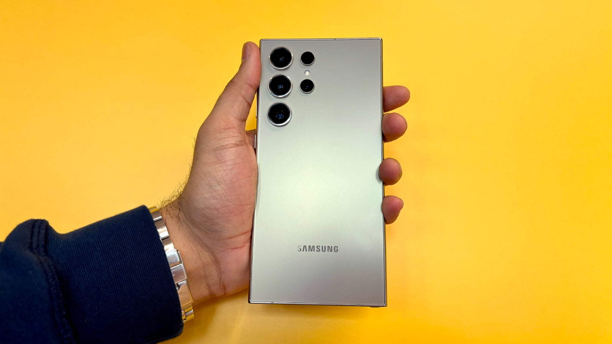 Malgré son gabarit imposant, le Galaxy S24 est très ergonomique dès la première prise en main.