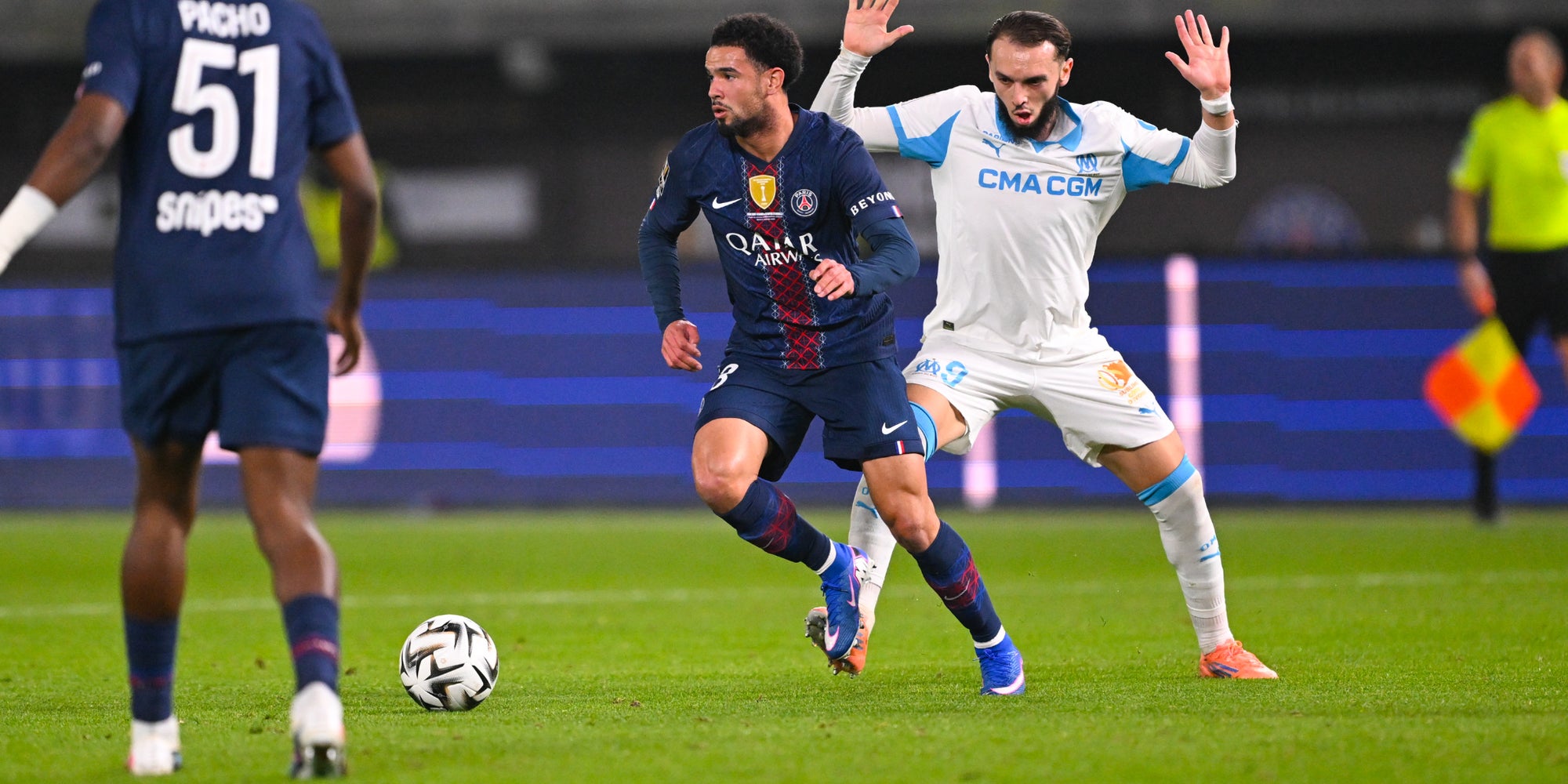 Warren Zaïre-Emery et Amine Gouiri lors du Trophée des Champions entre Paris et Marseille, le 8 janvier 2026 au Jaber Al-Ahmad International Stadium (Koweït City).