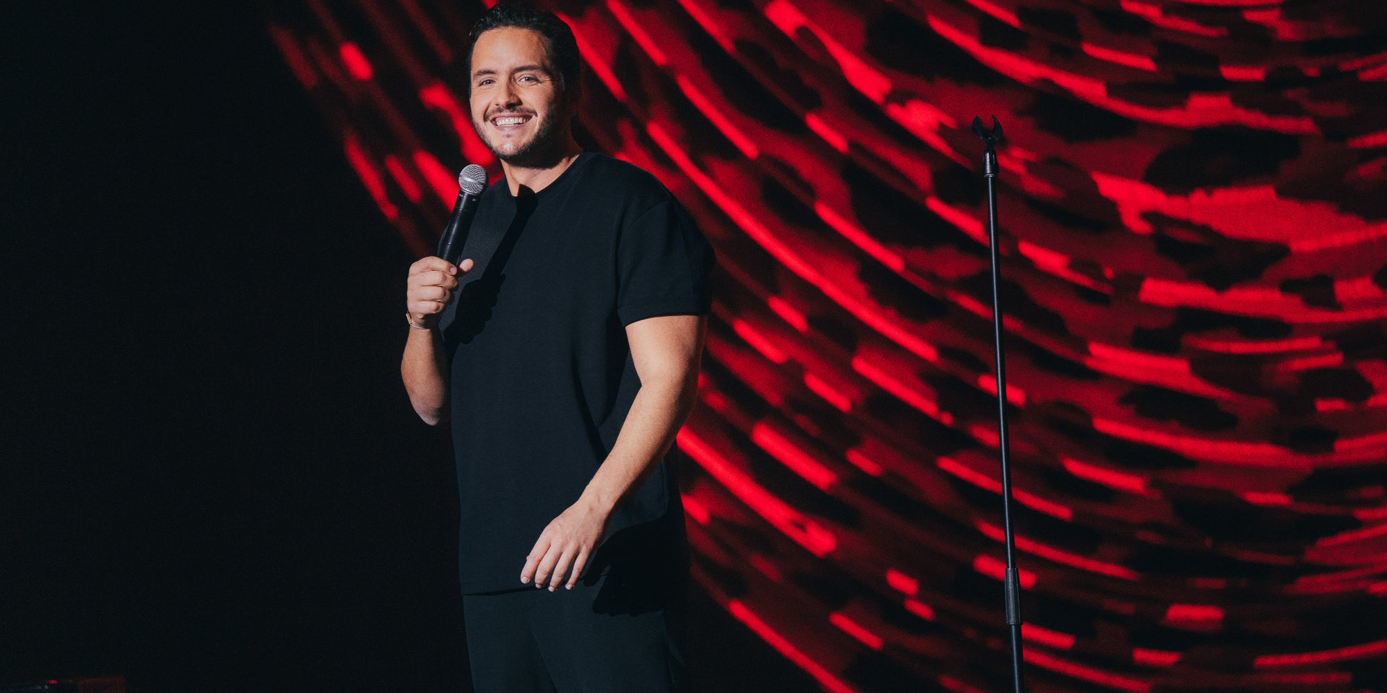 Alexandre Kominek sur scène pour son spectacle "Bâtard Sensible".