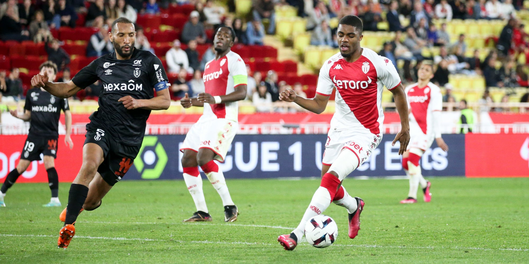 Yunis Abdelhamid (Stade de Reims) et Myron Boadu (AS Monaco) lors d'un match de Ligue 1 disputé au stade Louis II, à Monaco, le 12 mars 2023. 