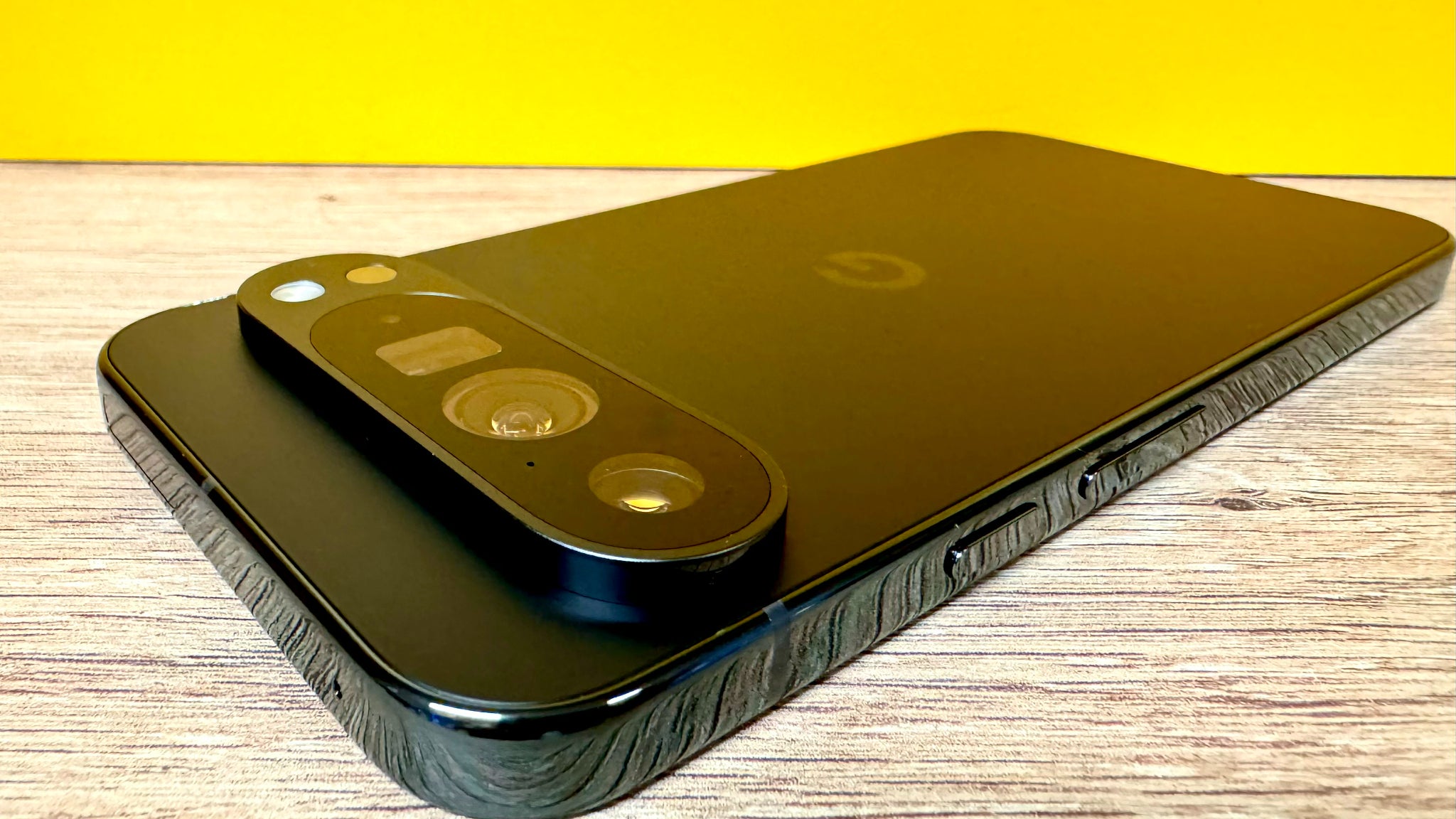 La bande horizontale abritant le module photo ainsi que les bords arrondis du Google Pixel 9 Pro XL.