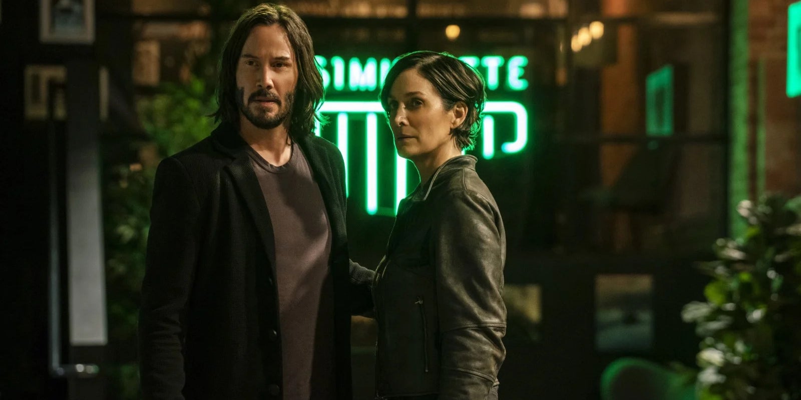 Neo (Keanu Reeves) et Trinity (Carrie-Anne Moss) dans "Matrix Resurrections". 

