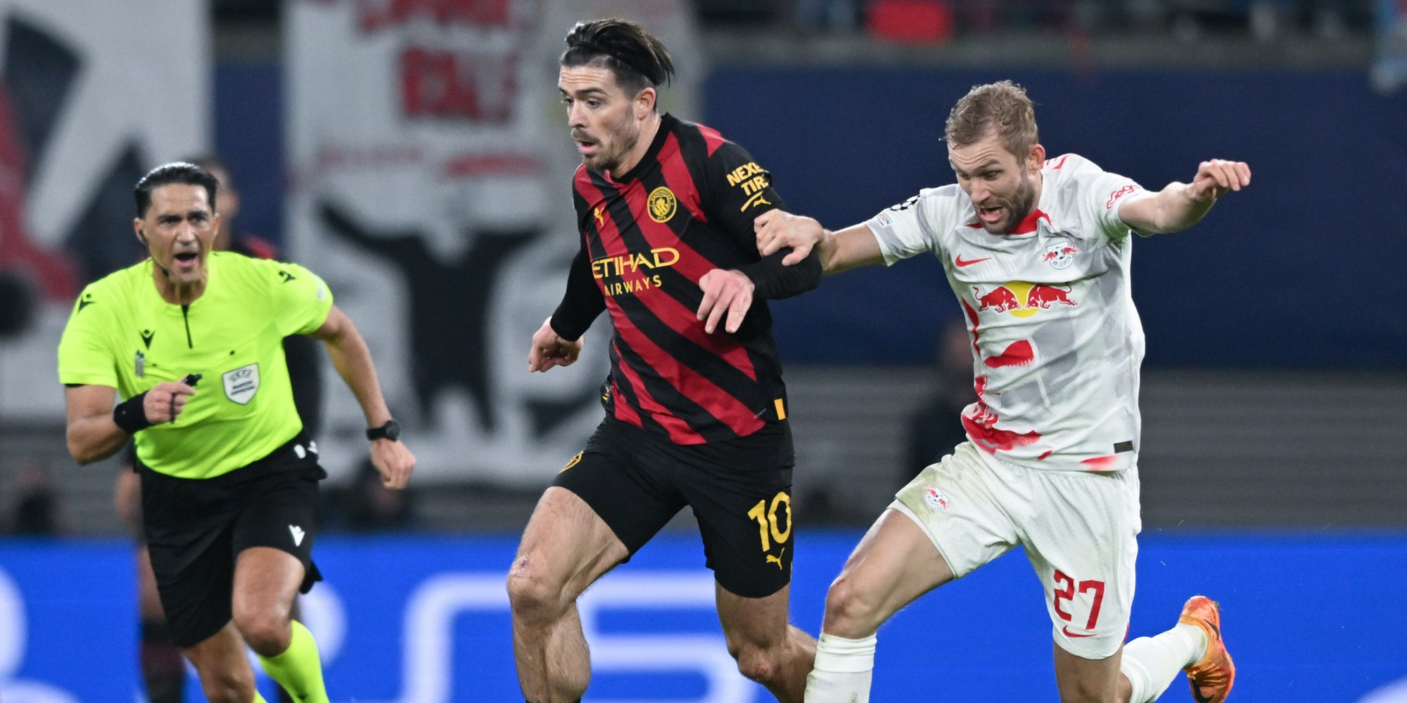 Jack Grealish et Konrad Laimer lors du match aller en 8e de finale de Ligue des Champions, RB Leipzig - Manchester City, à la Red Bull Arena de Leipzig, le 22 février 2023.