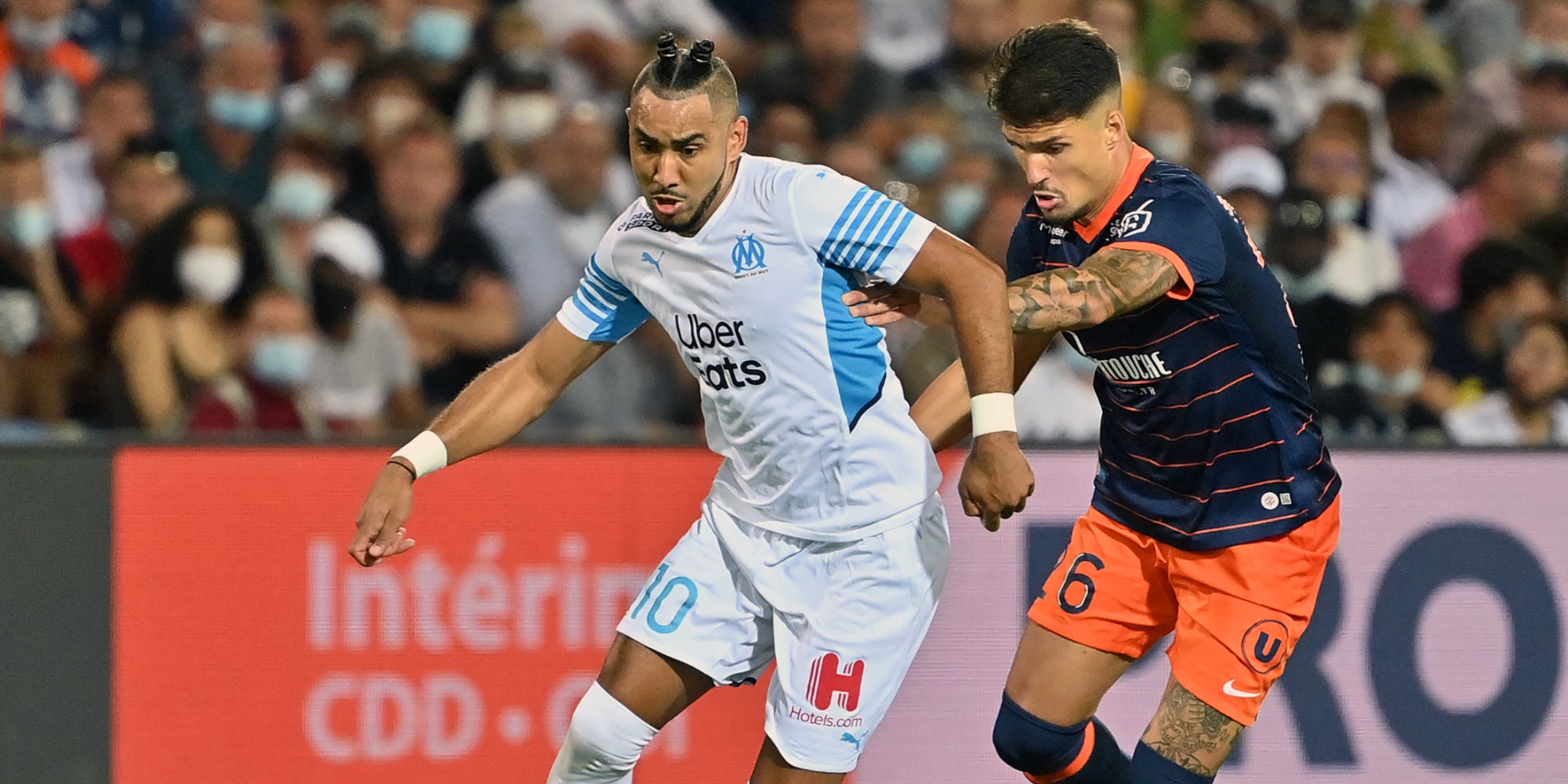 Dimitri Payet face à Mattheus Thuler lors d'un match Montpellier - Marseille, à Montpellier, le 8 août 2021.