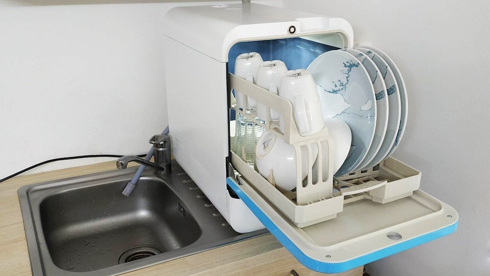 Bob le mini lave-vaisselle, un appareil électroménager compact ayant une capacité de deux couverts.