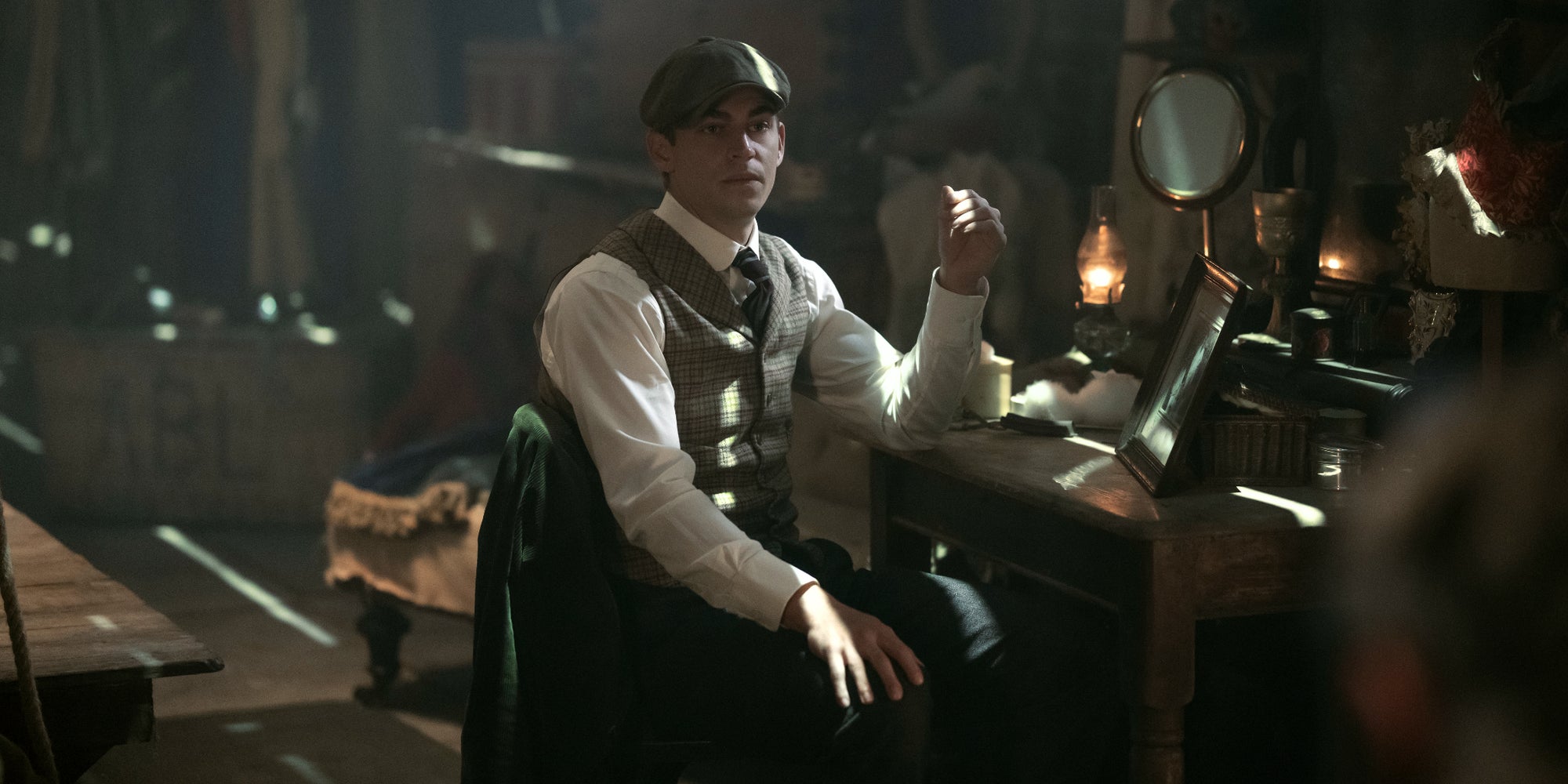 Hero Fiennes-Tiffin incarne le jeune Sherlock Holmes dans la série "Young Sherlock".

