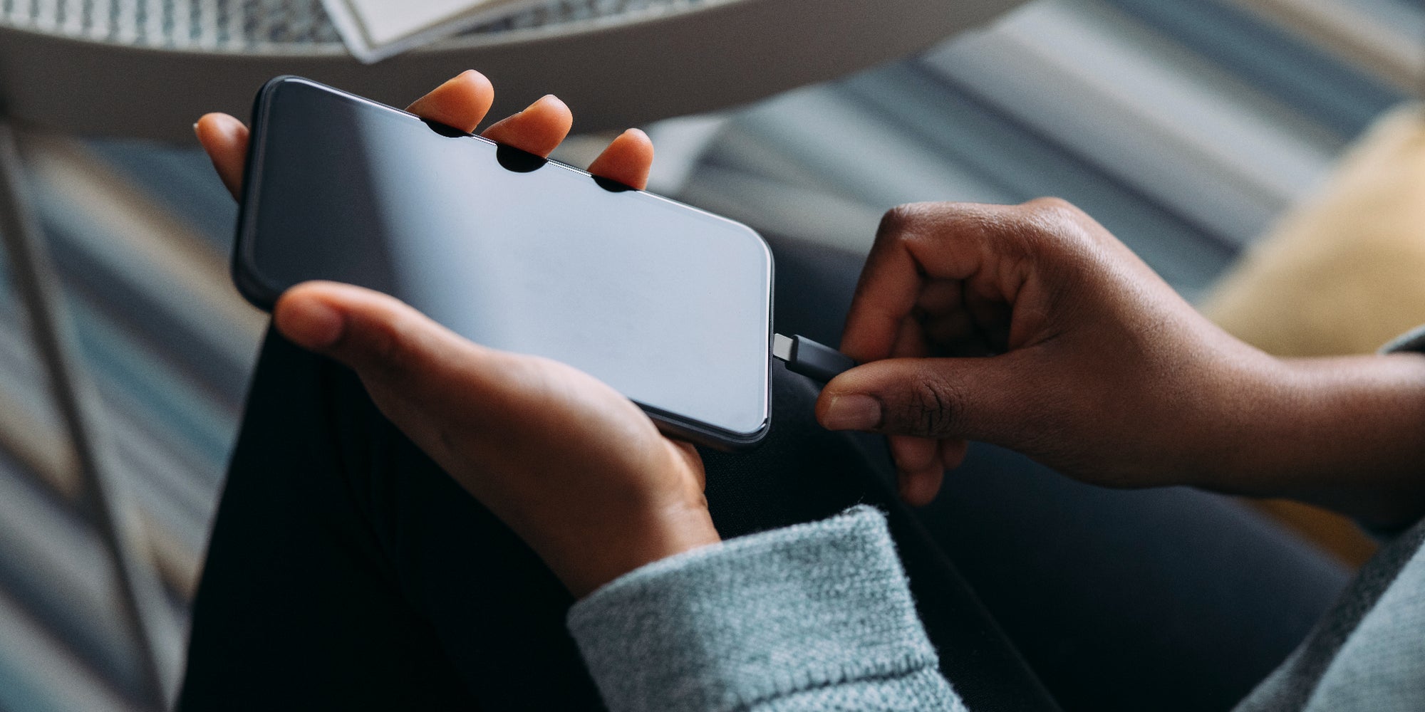 Utiliser un autre chargeur que celui conçu pour son smartphone, est-ce une bonne idée ?