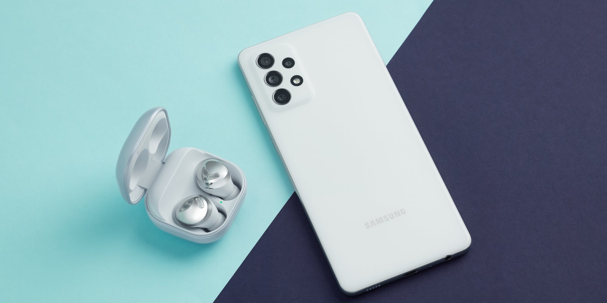 Les écouteurs sans fils Galaxy Buds Pro et le smartphone Galaxy A72, exemple d'une combinaison bientôt indispensable ?