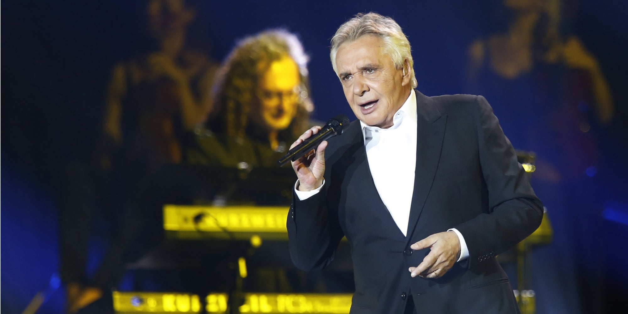 Michel Sardou sur la scène du Palais Omnisport de Paris Bercy en 2012.