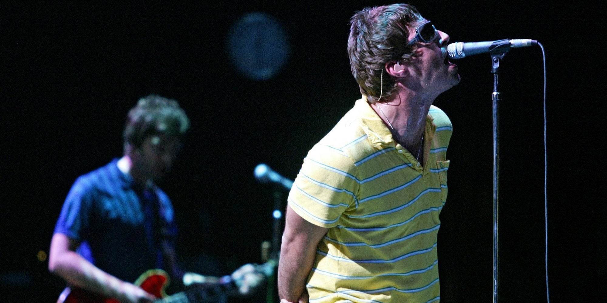 Liam et Noel Gallagher ensemble sur scène au festival de Benicasim en Espagne, le 7 août 2005