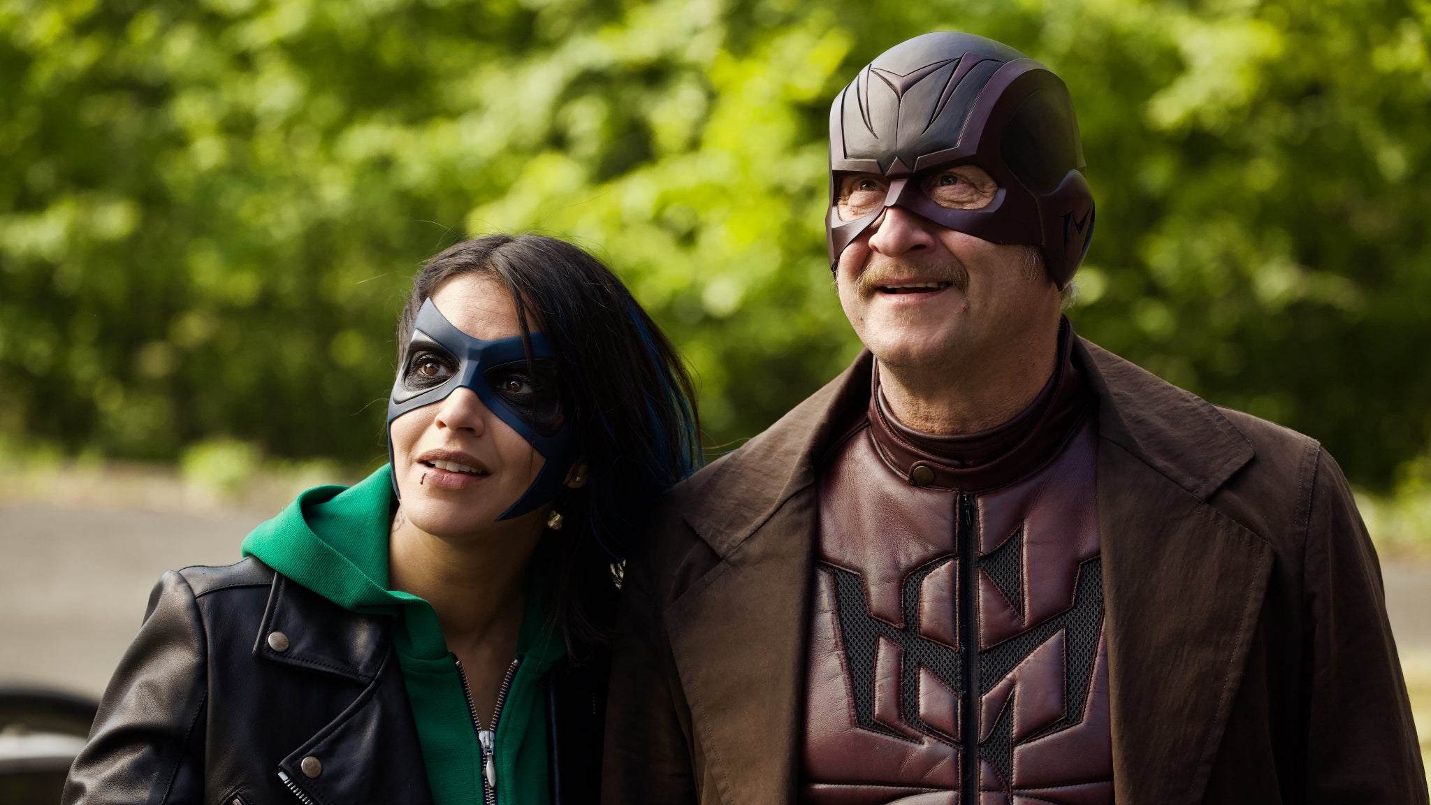 Leïla Bekhti et Benoît Poelvoorde dans leurs (sobres) costumes de justiciers.