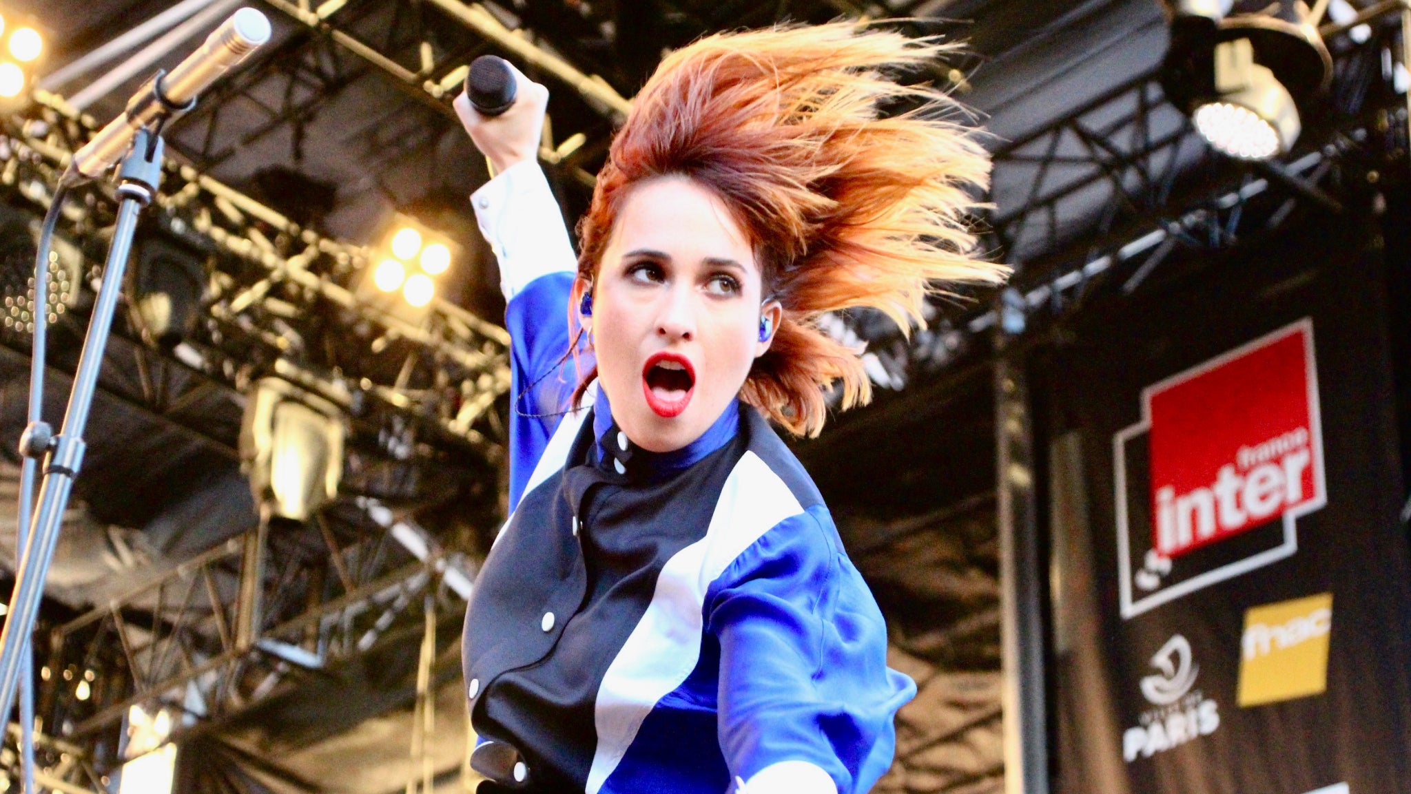 Suzane a su conquérir le public avec une electro-pop entraînante et une énergie débordante.