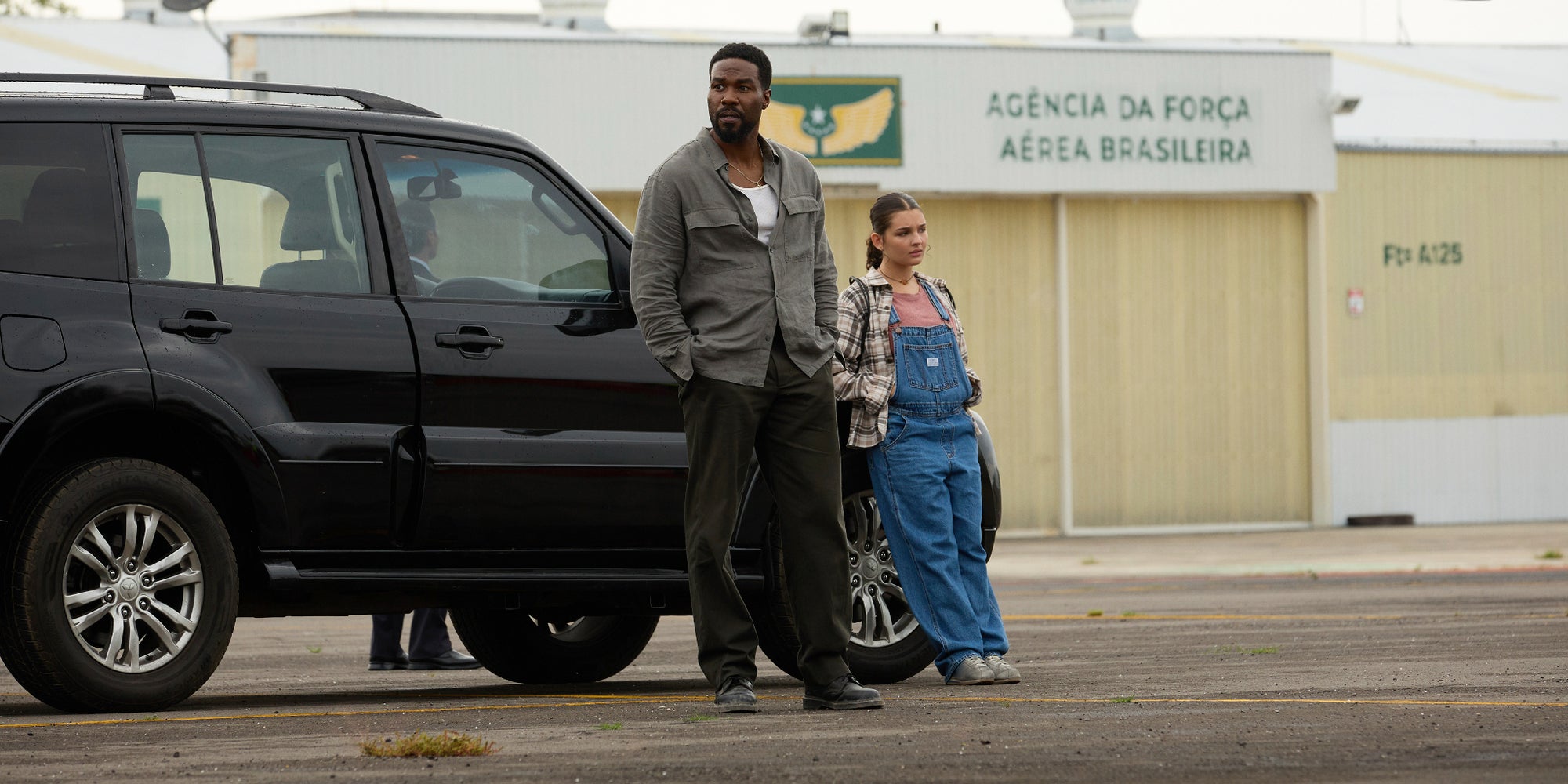Yahya Abdul-Mateen II et Billie Boullet dans la série "Man on Fire".